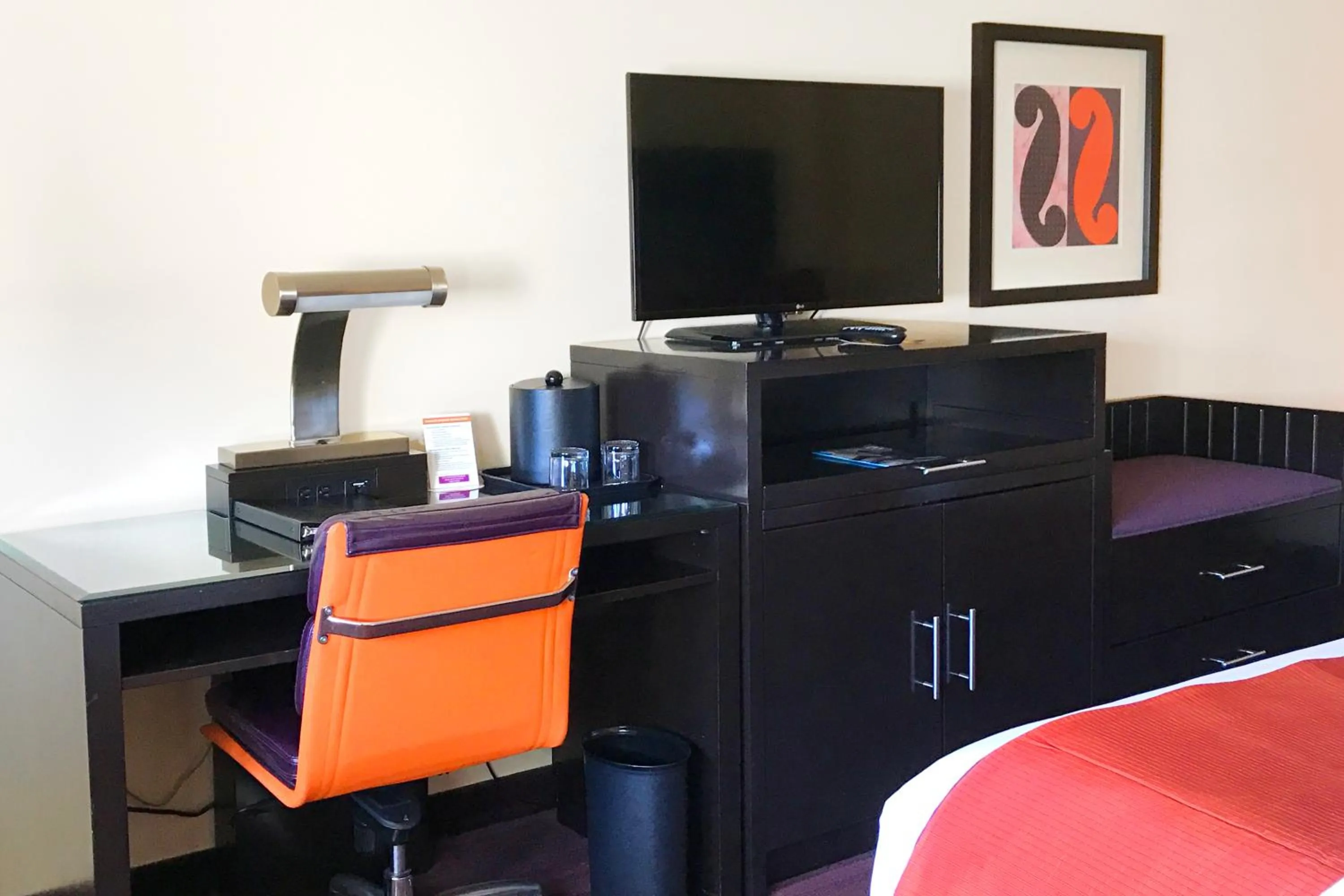 TV and multimedia in Washington Plaza Hotel