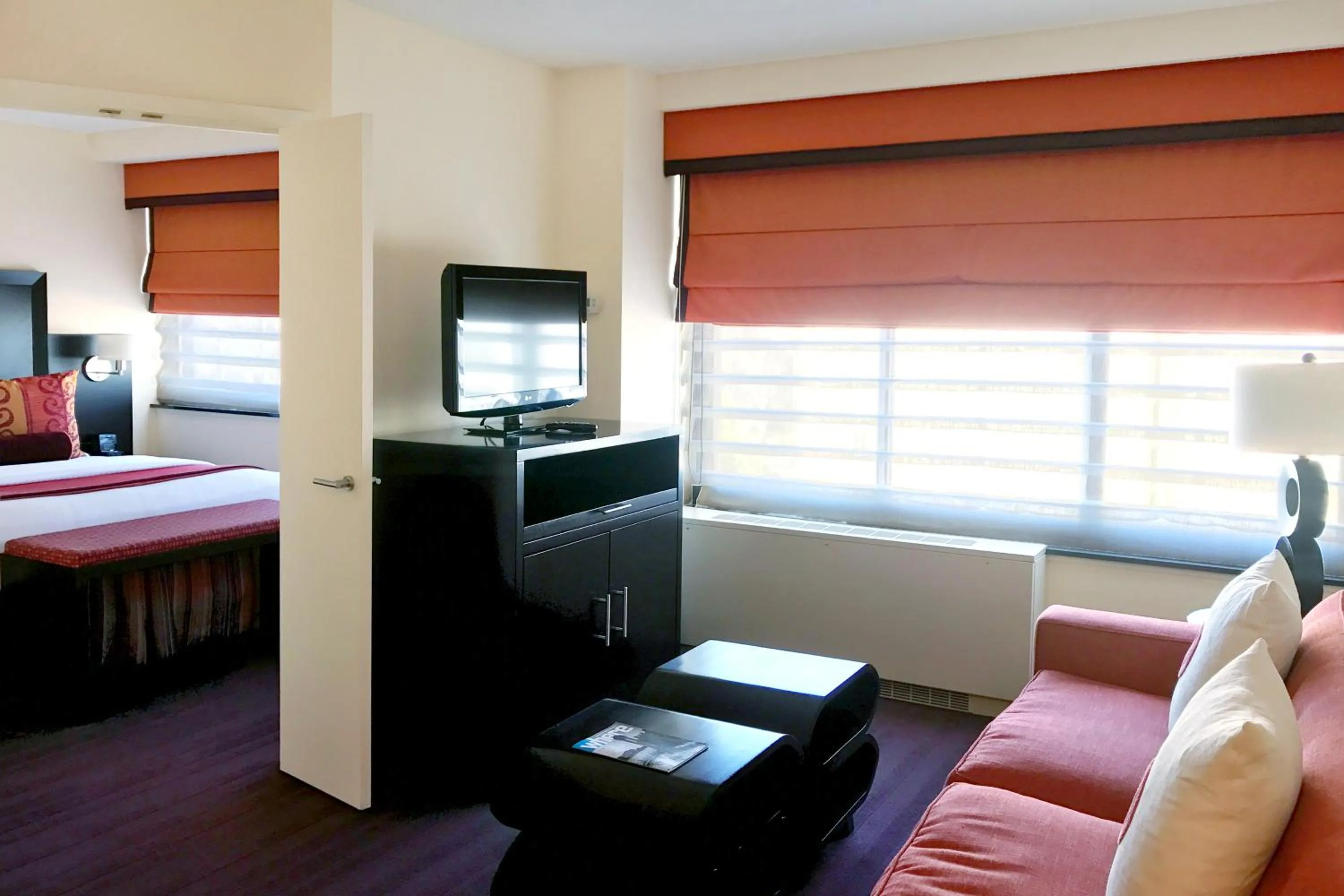 Seating area, Bed in Washington Plaza Hotel