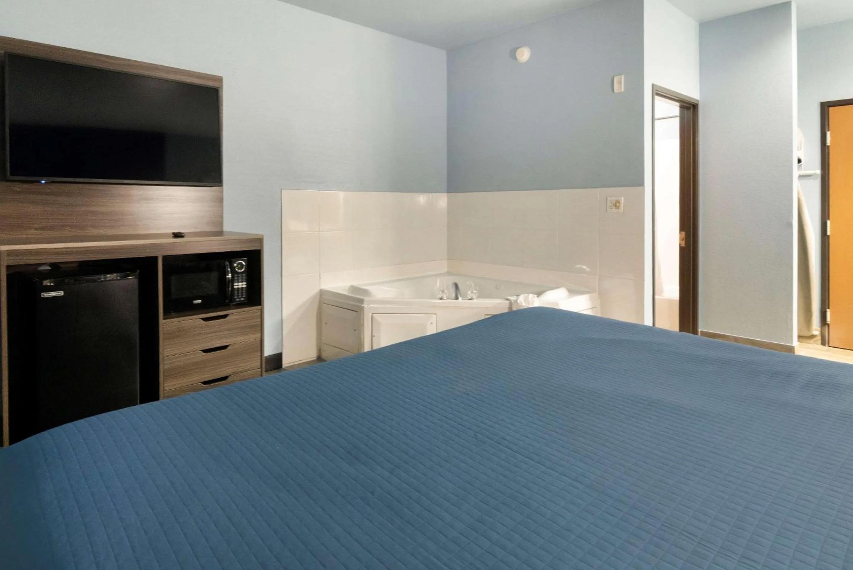 Photo of the whole room, Bed in Rodeway Inn Carrollton I-35E