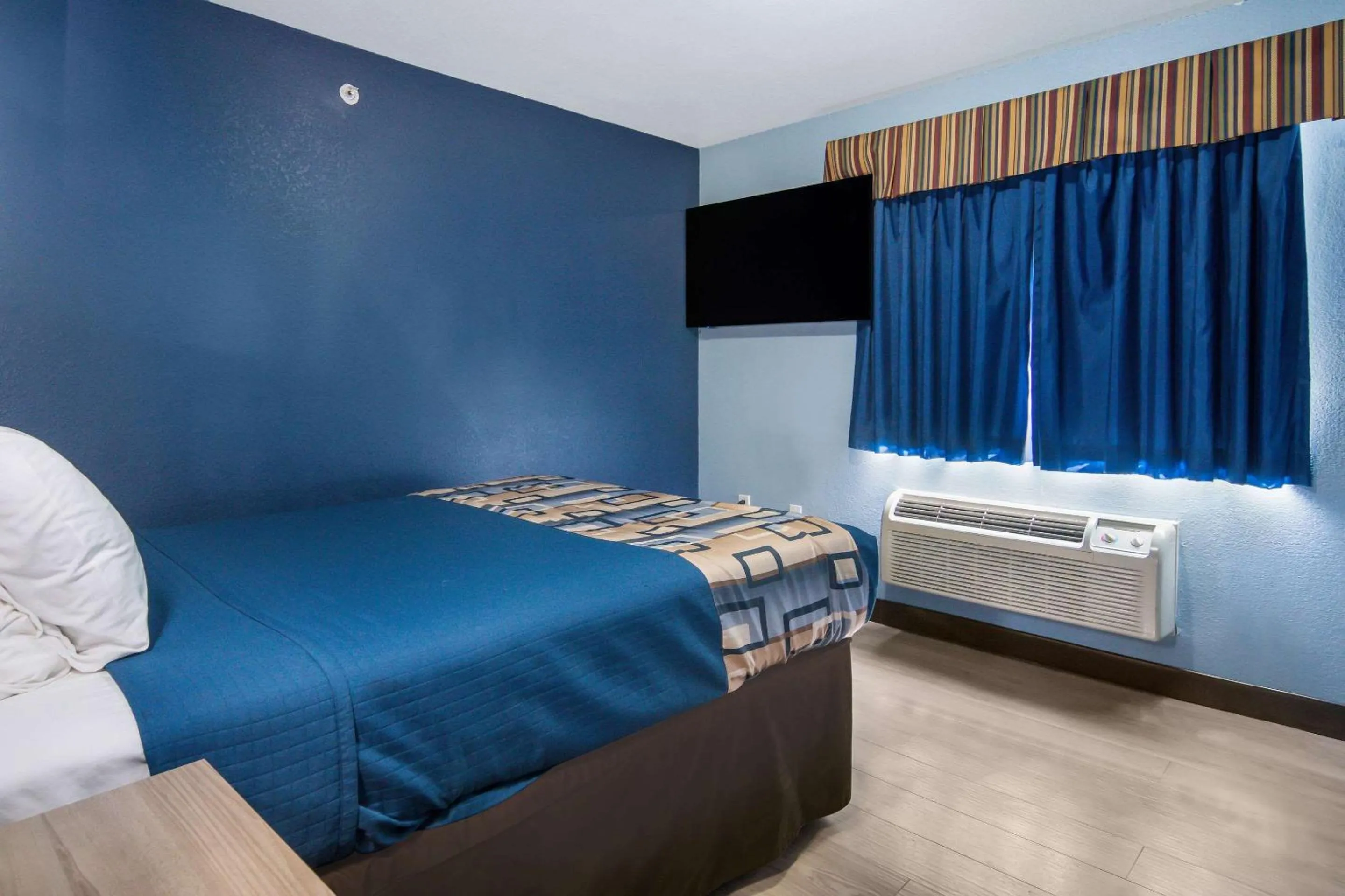 Photo of the whole room, Bed in Rodeway Inn Carrollton I-35E