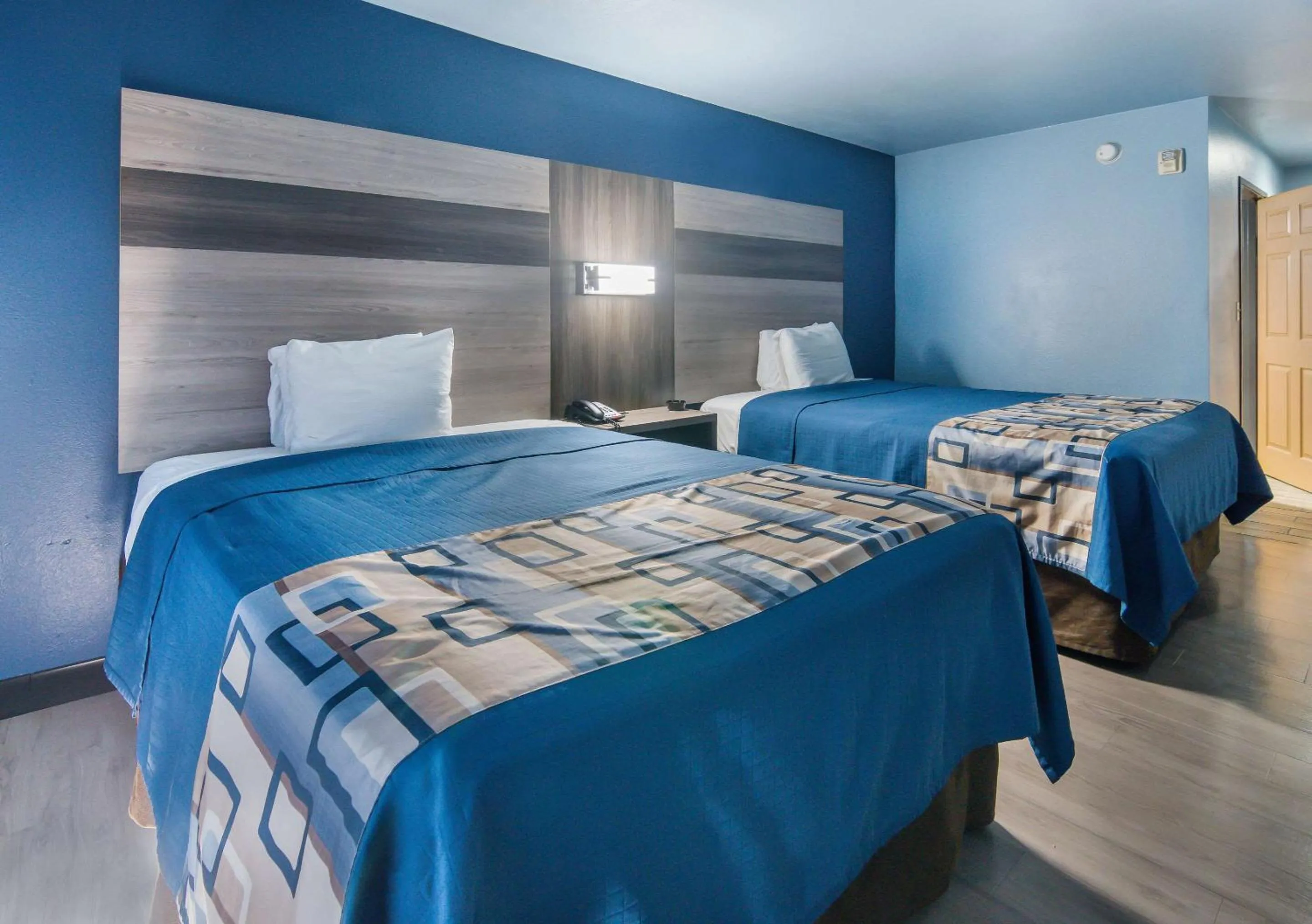 Photo of the whole room, Bed in Rodeway Inn Carrollton I-35E