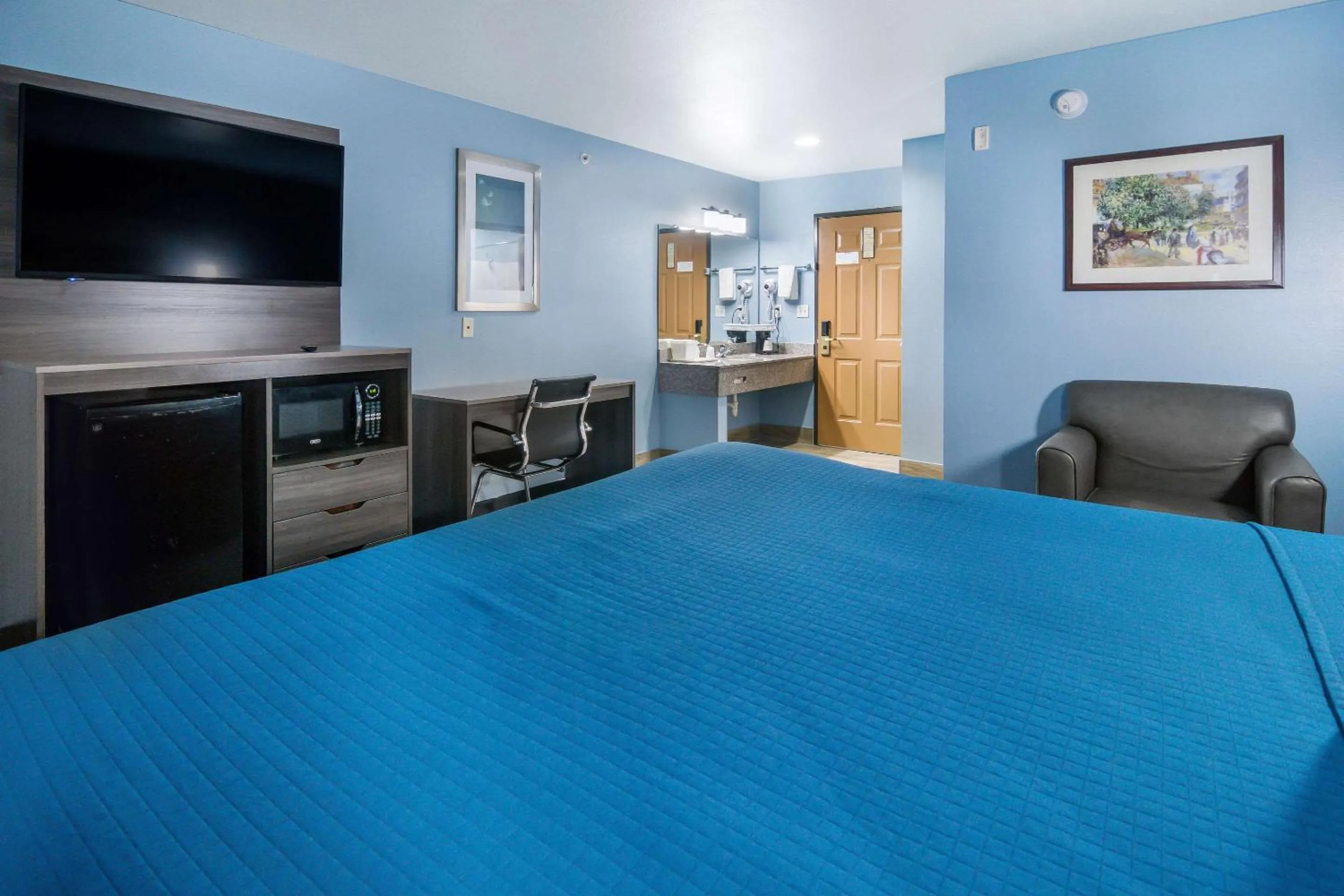 Photo of the whole room, Bed in Rodeway Inn Carrollton I-35E