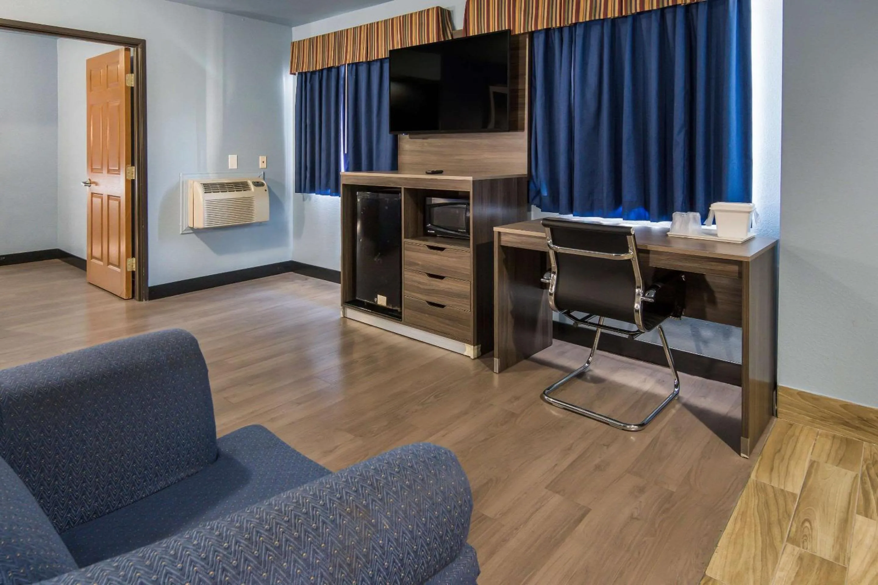 Photo of the whole room in Rodeway Inn Carrollton I-35E