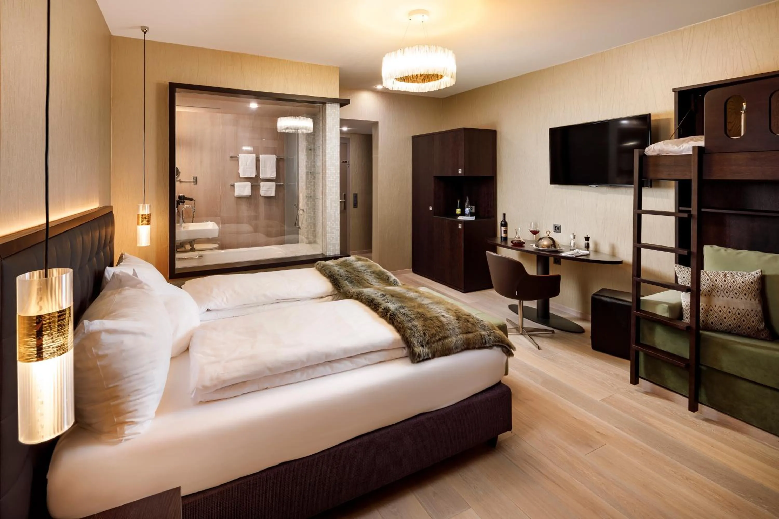 Photo of the whole room, Bed in Märchenhotel