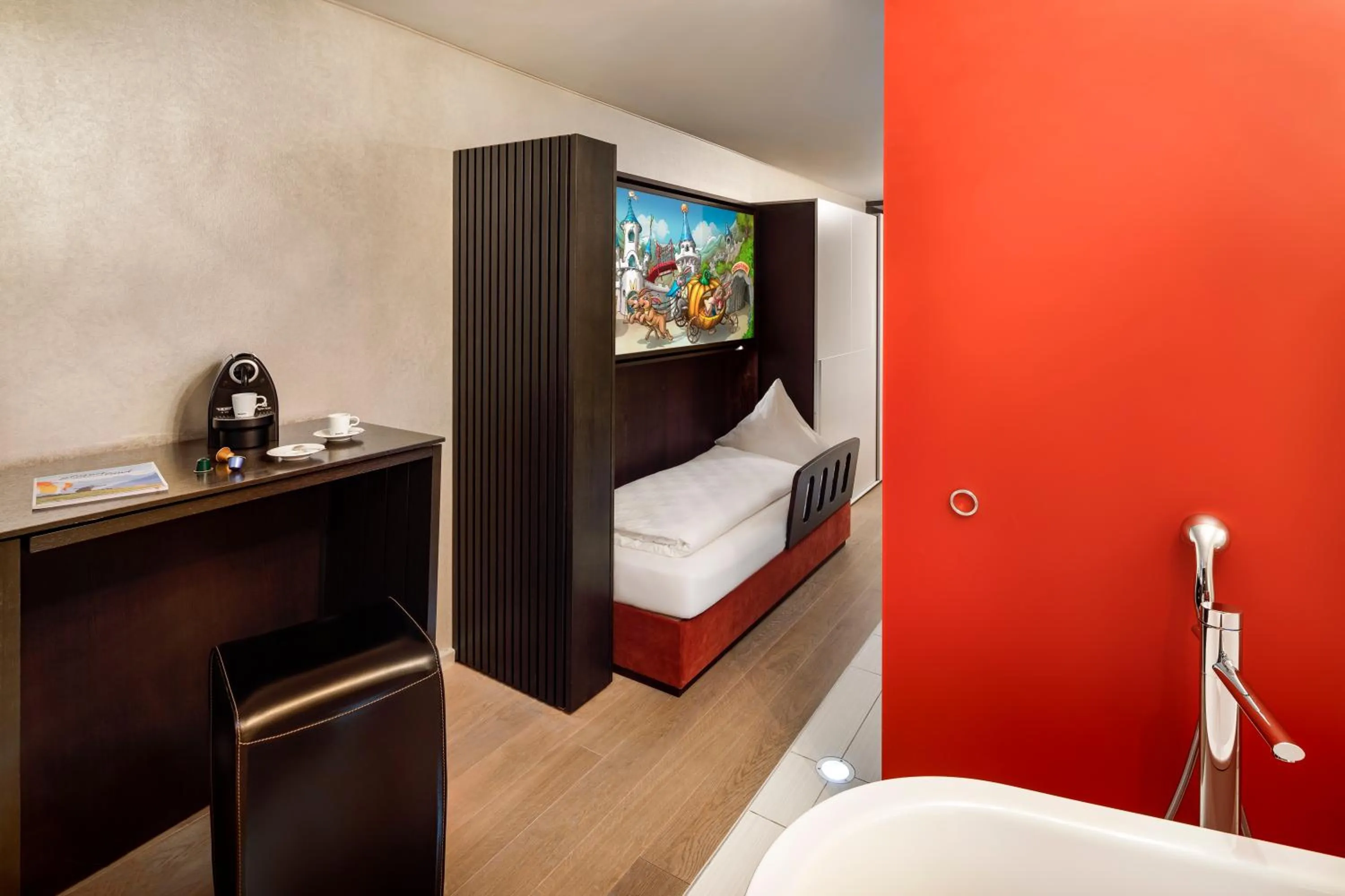 Photo of the whole room, Bed in Märchenhotel