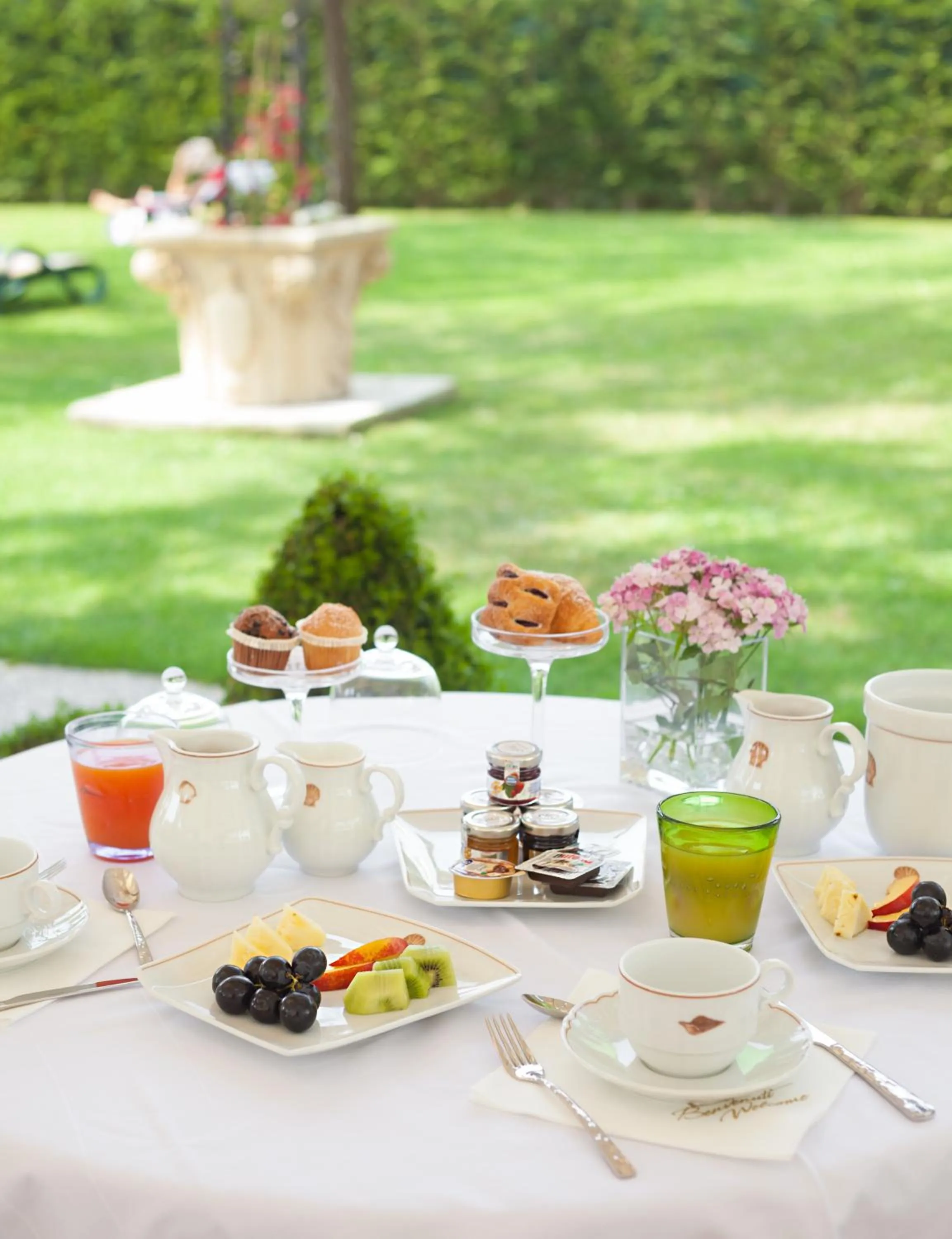 Restaurant/places to eat in Hotel Elite