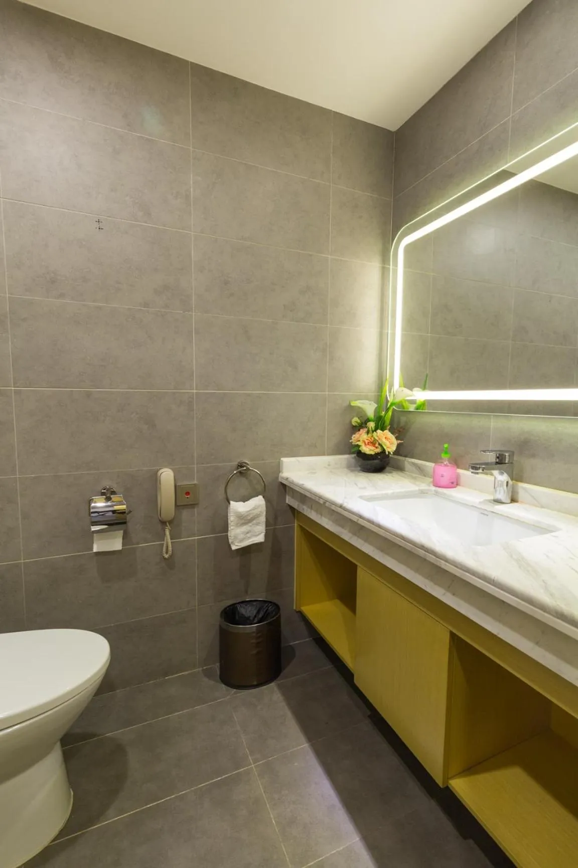 Toilet in Guangzhou Seaman Hotel-Line 2 JiangNanXi Station