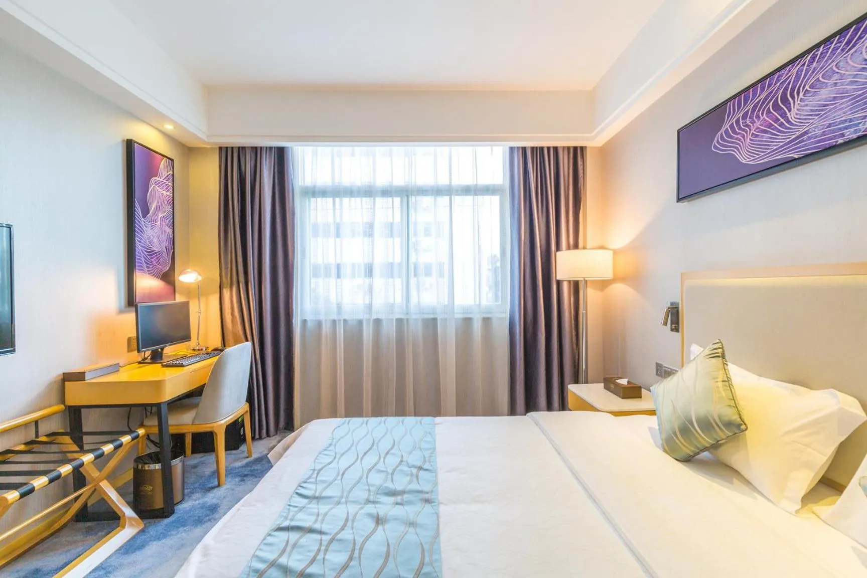 Photo of the whole room, Bed in Guangzhou Seaman Hotel-Line 2 JiangNanXi Station