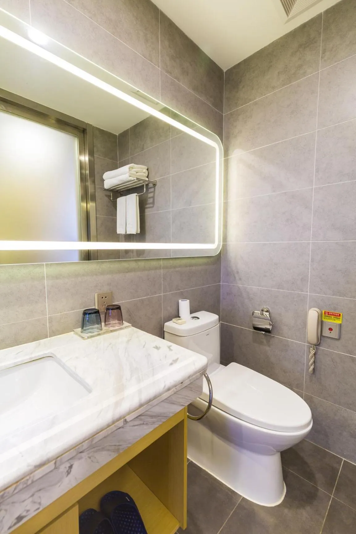 Toilet in Guangzhou Seaman Hotel-Line 2 JiangNanXi Station