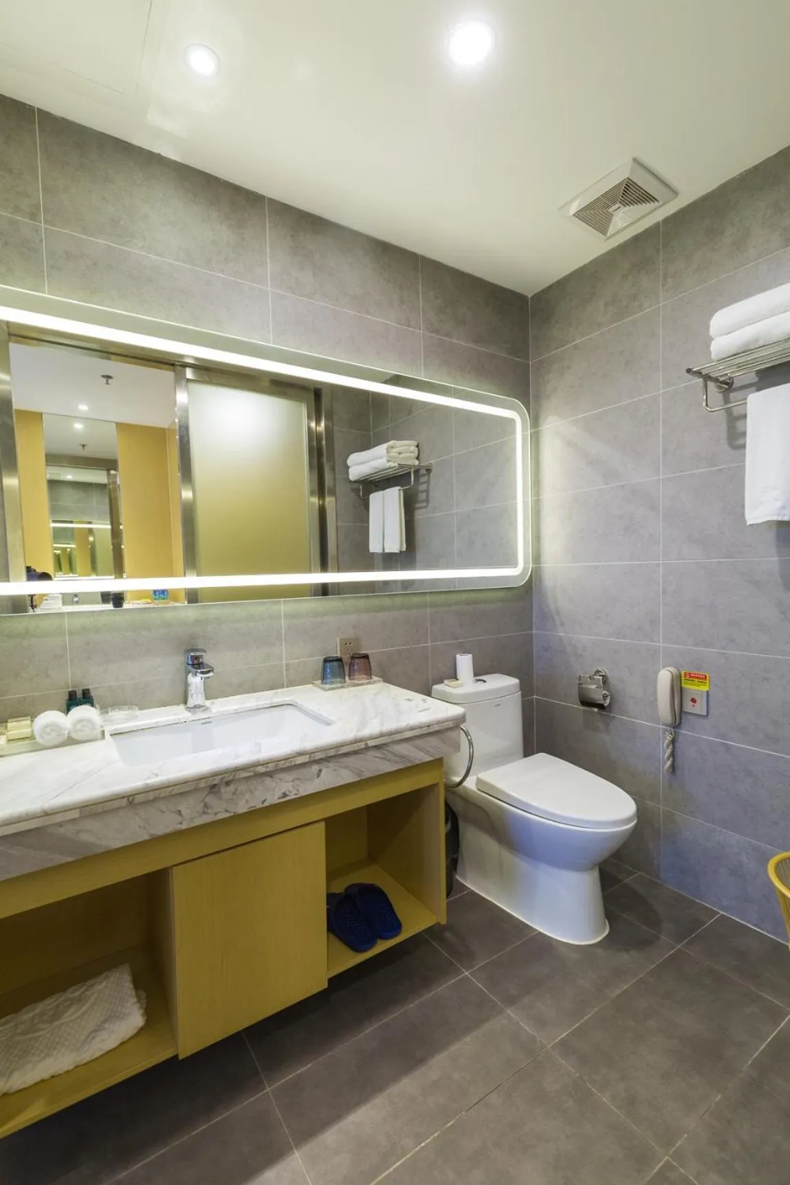 Toilet in Guangzhou Seaman Hotel-Line 2 JiangNanXi Station