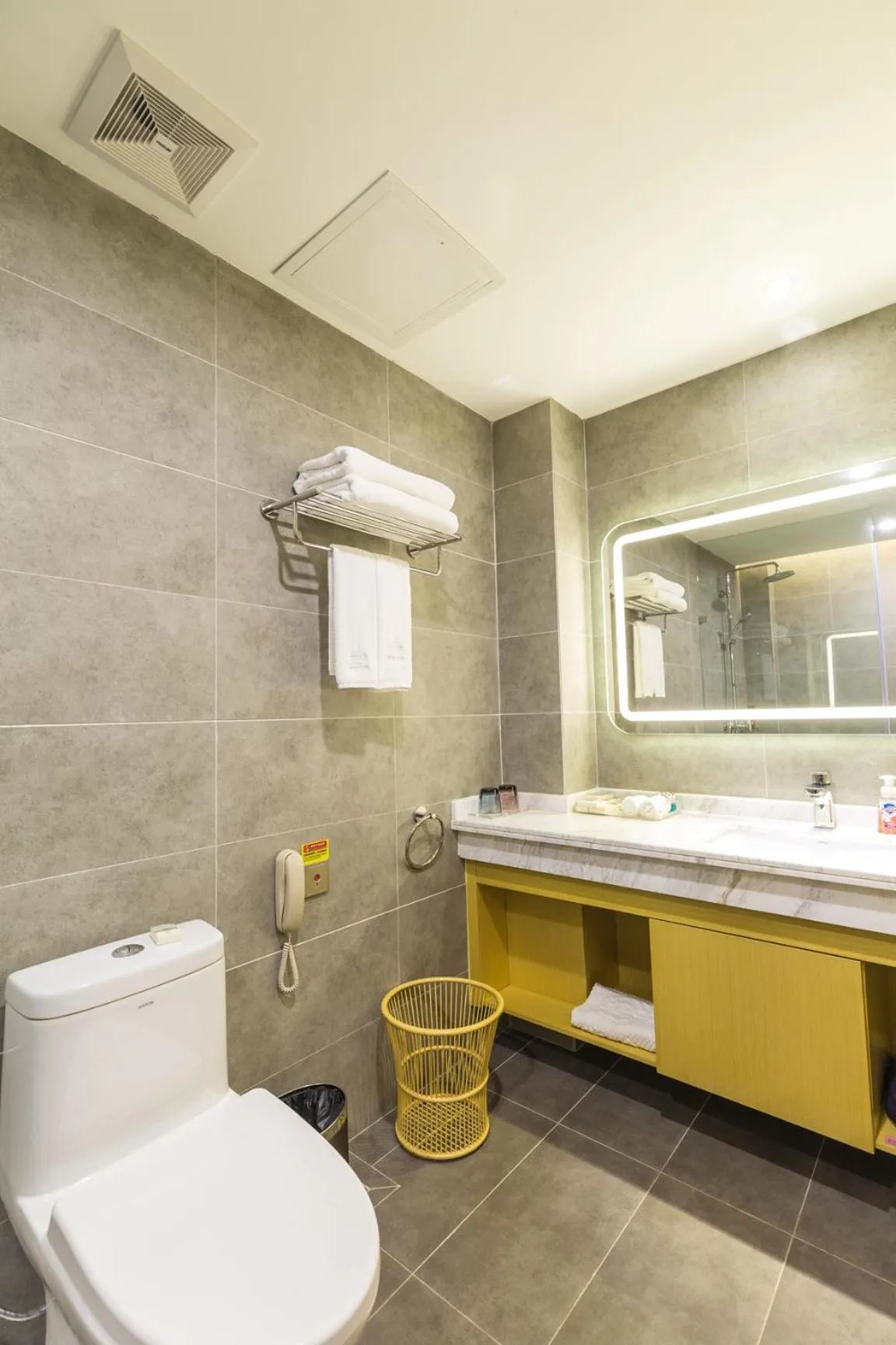 Toilet in Guangzhou Seaman Hotel-Line 2 JiangNanXi Station