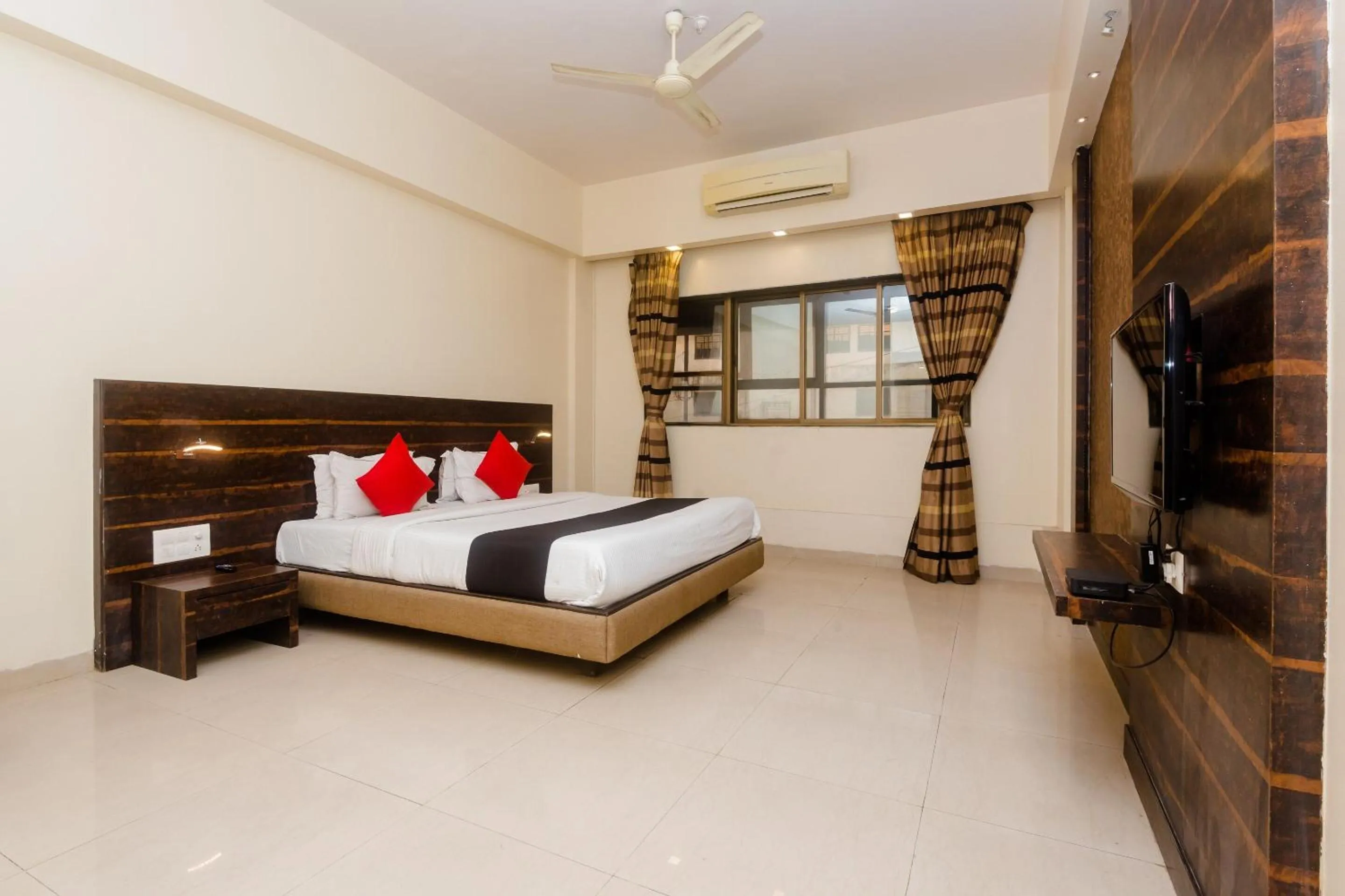 Bedroom, Bed in Hotel O Sai Plaza