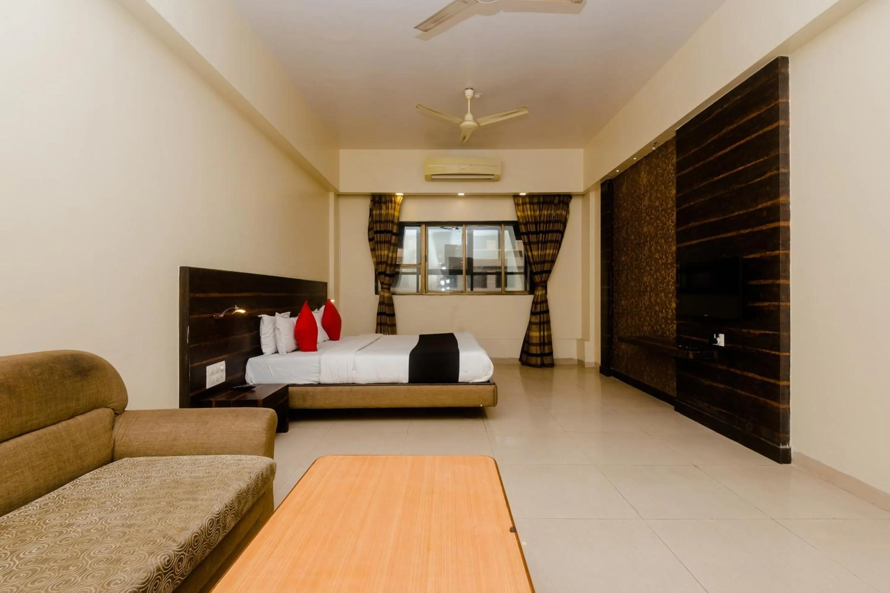 Lobby or reception, Bed in Hotel O Sai Plaza