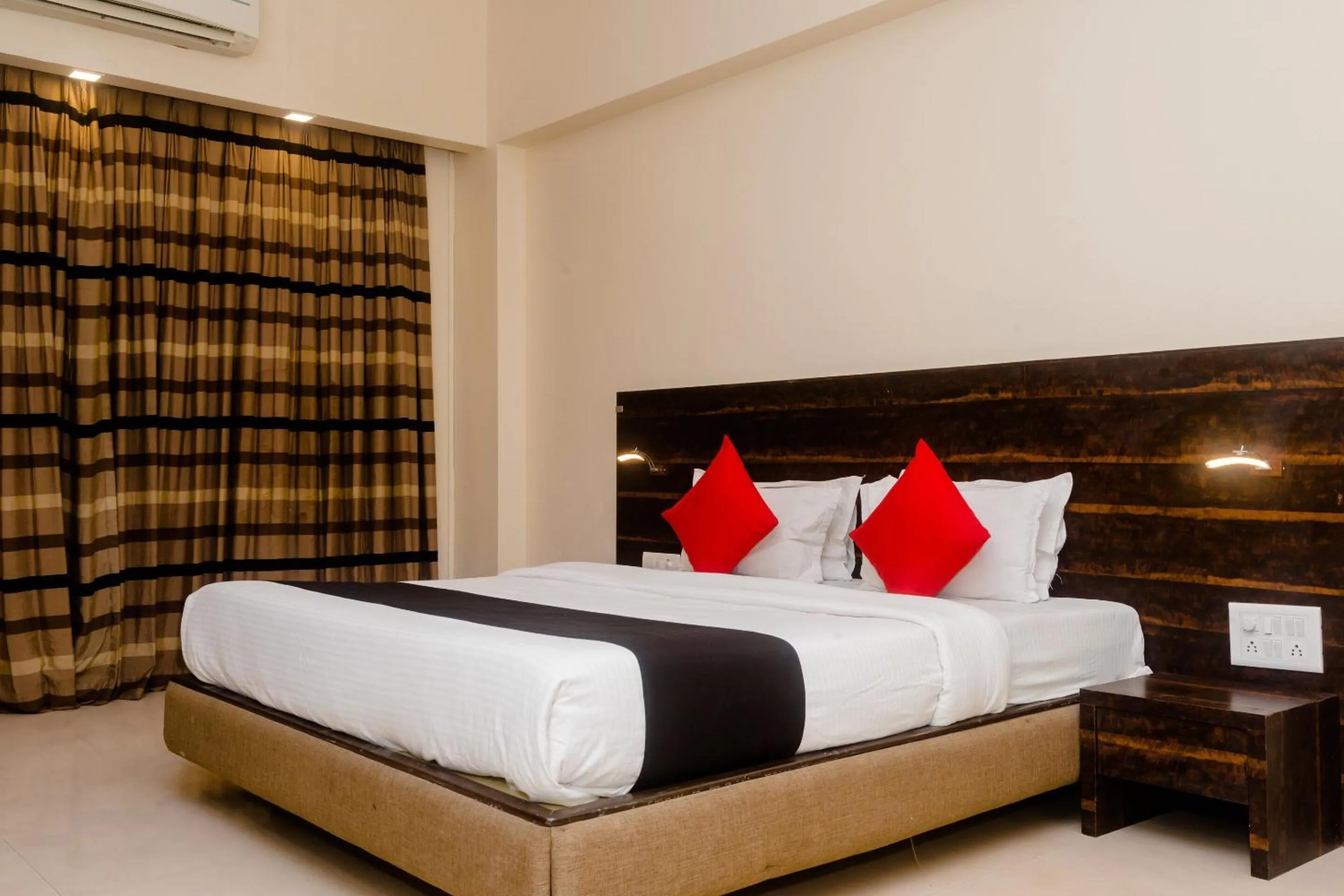 Bedroom, Bed in Hotel O Sai Plaza