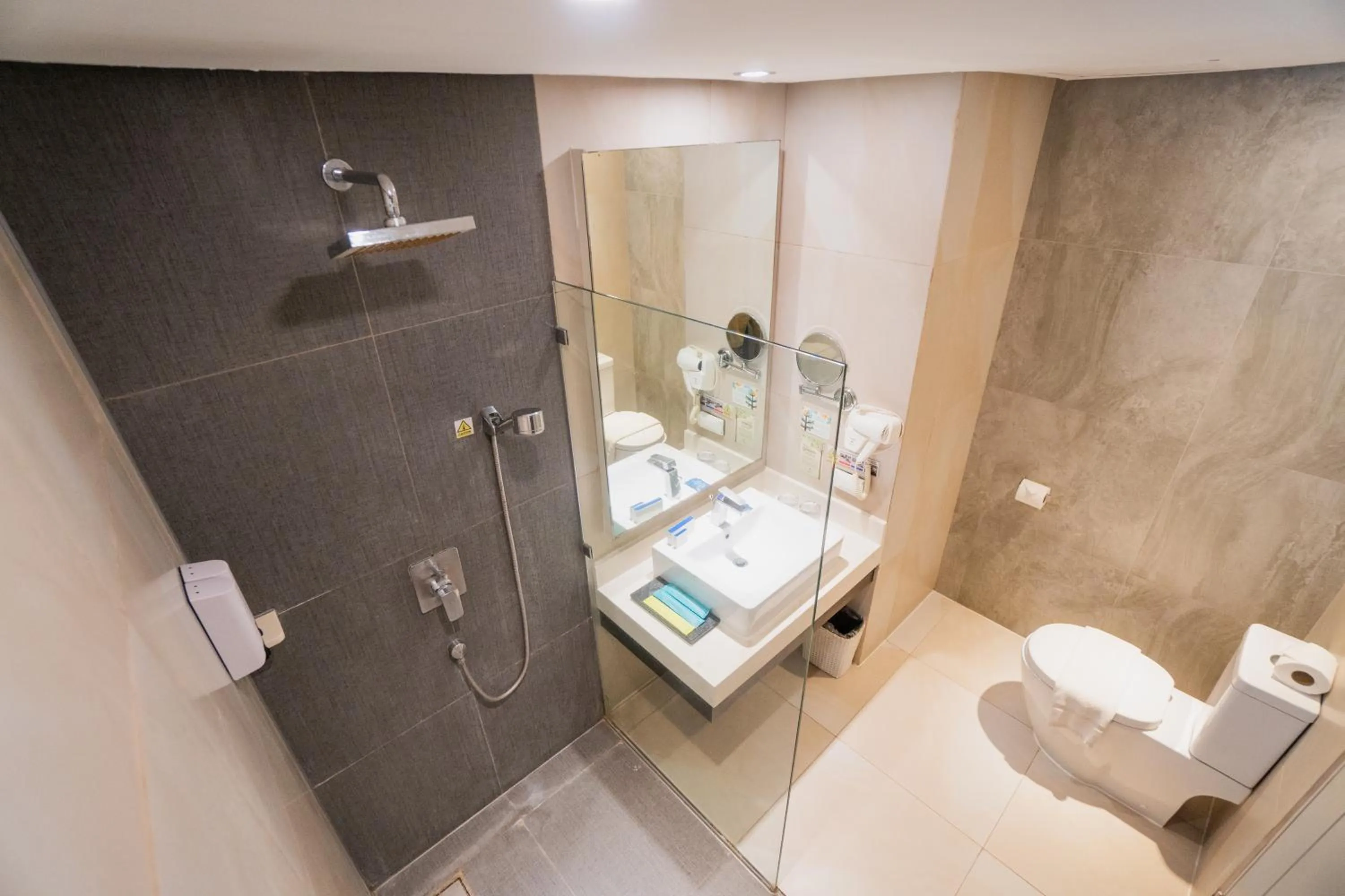 Toilet in Solea Palm Resort Mactan