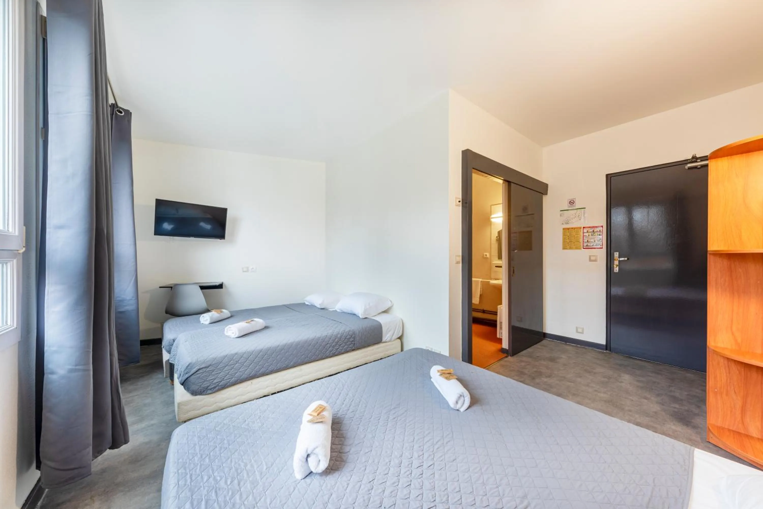 Bed in Hôtel La Nonette ASTERIX, CDG AIRPORT & PARIS CENTRE