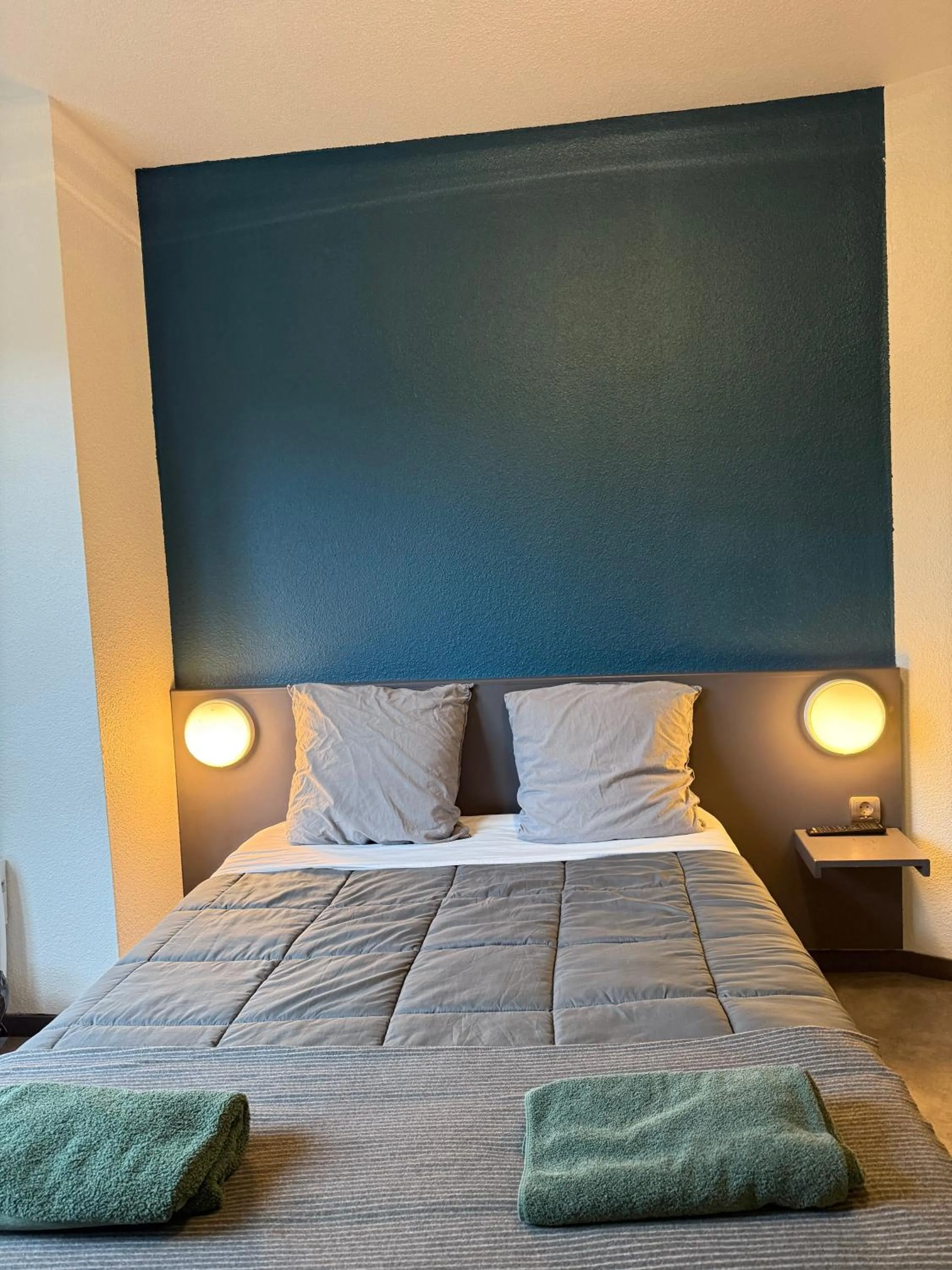 Bed in Hôtel La Nonette ASTERIX, CDG AIRPORT & PARIS CENTRE