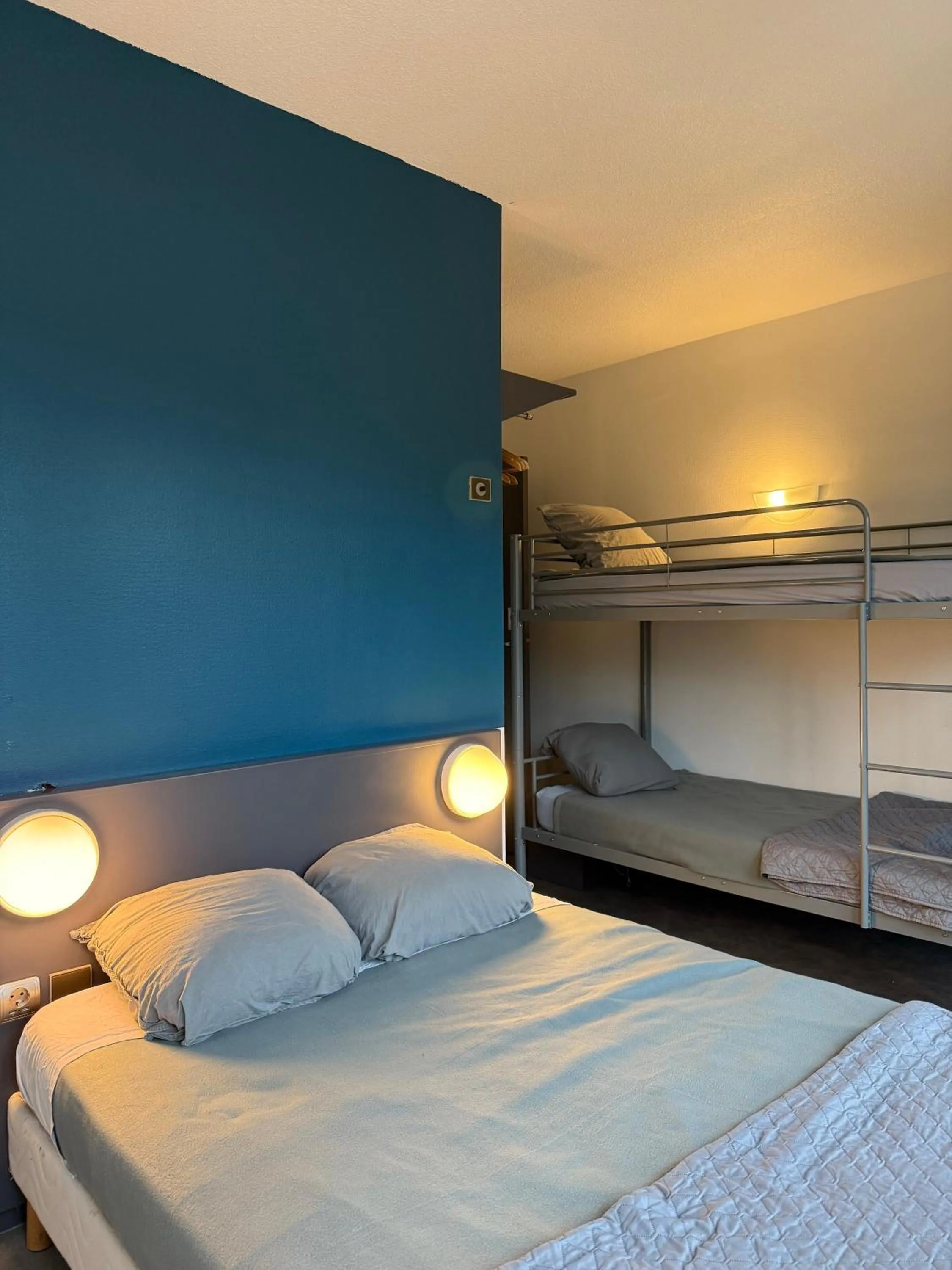 Bed in Hôtel La Nonette ASTERIX, CDG AIRPORT & PARIS CENTRE