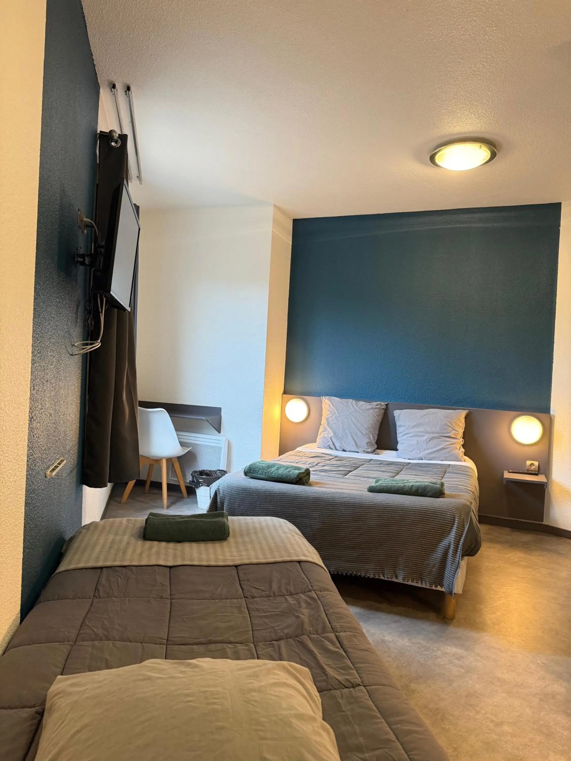 Bed in Hôtel La Nonette ASTERIX, CDG AIRPORT & PARIS CENTRE