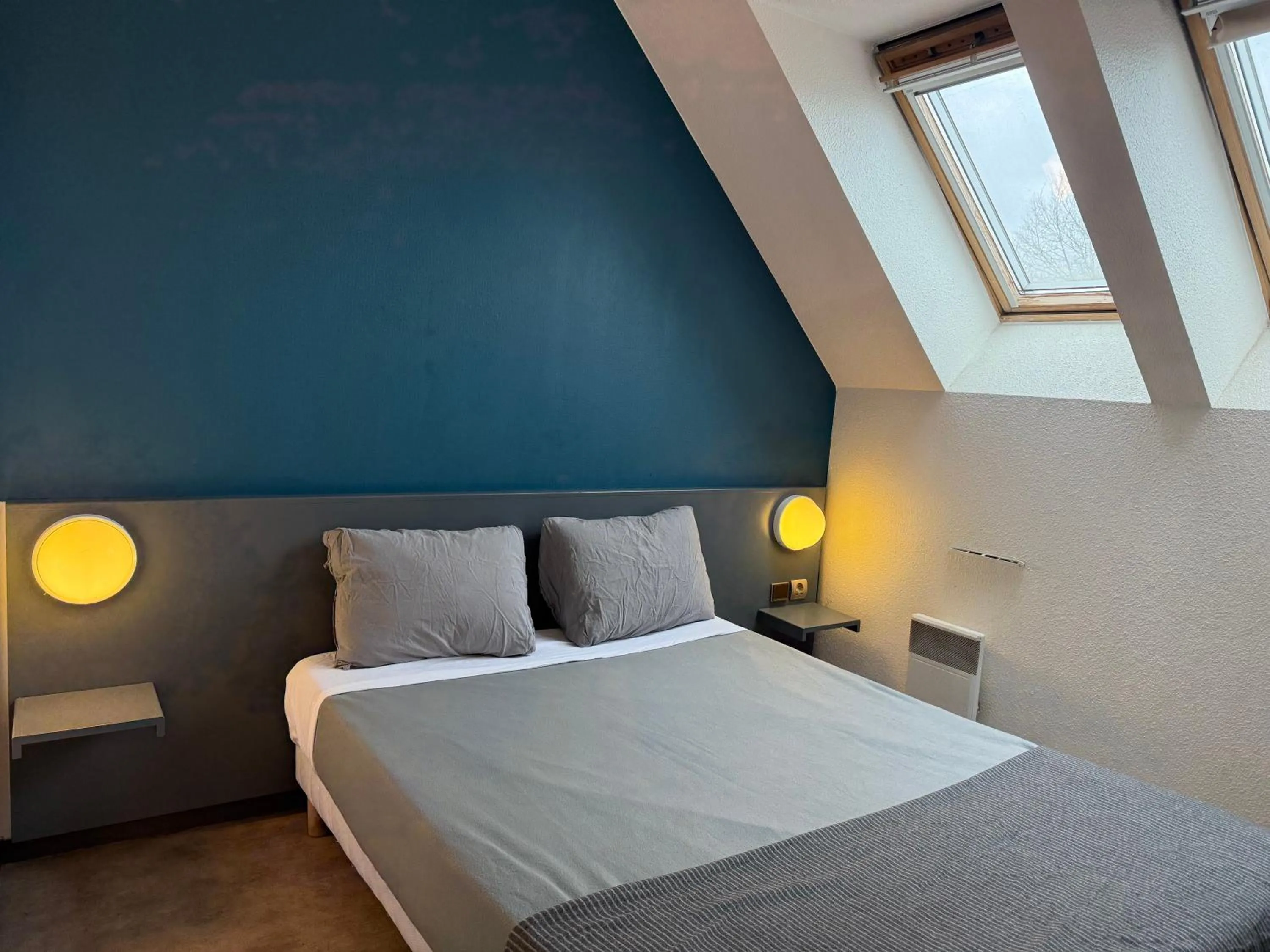 Bed in Hôtel La Nonette ASTERIX, CDG AIRPORT & PARIS CENTRE