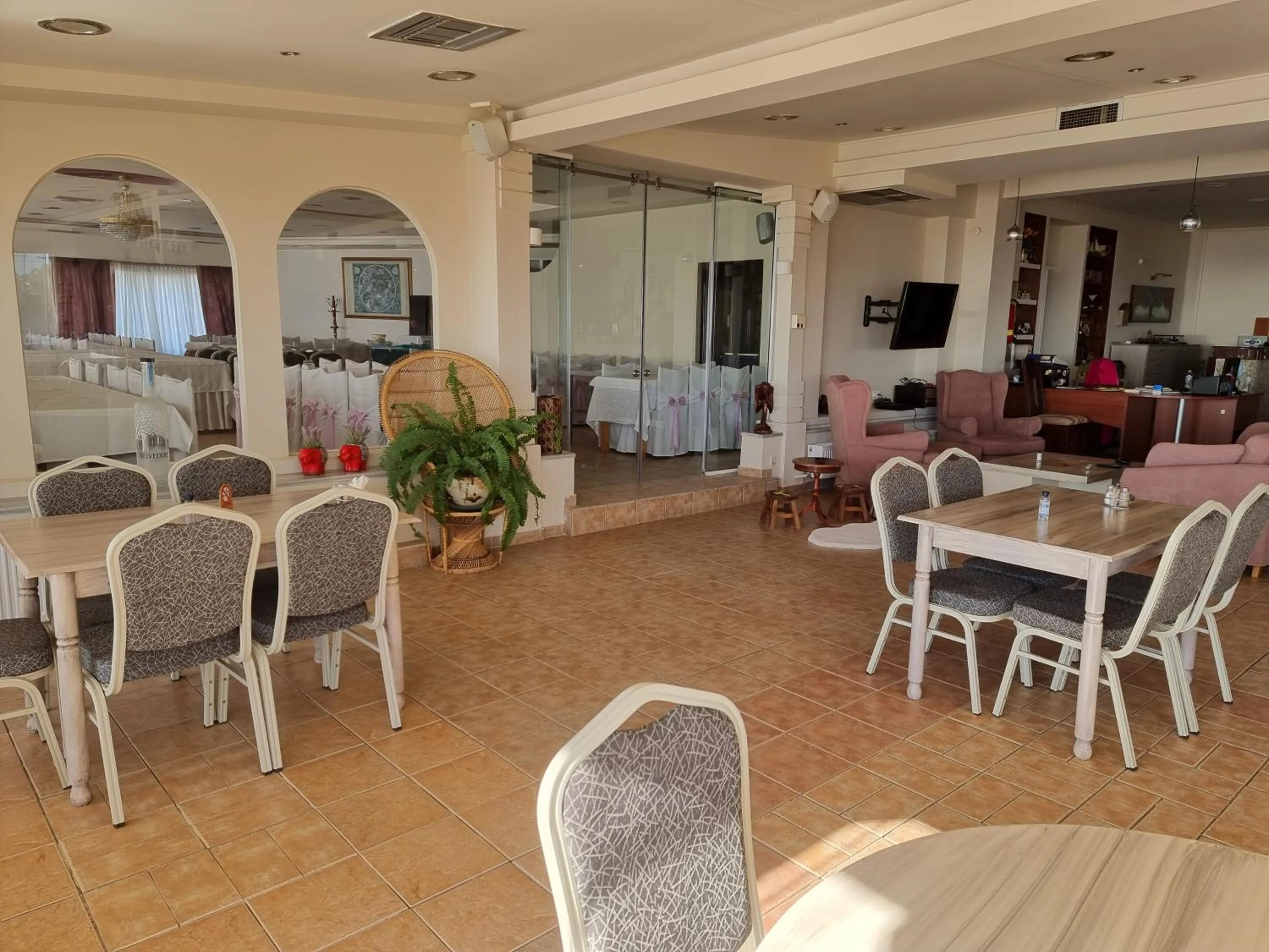 Restaurant/places to eat in Hotel Nautilos