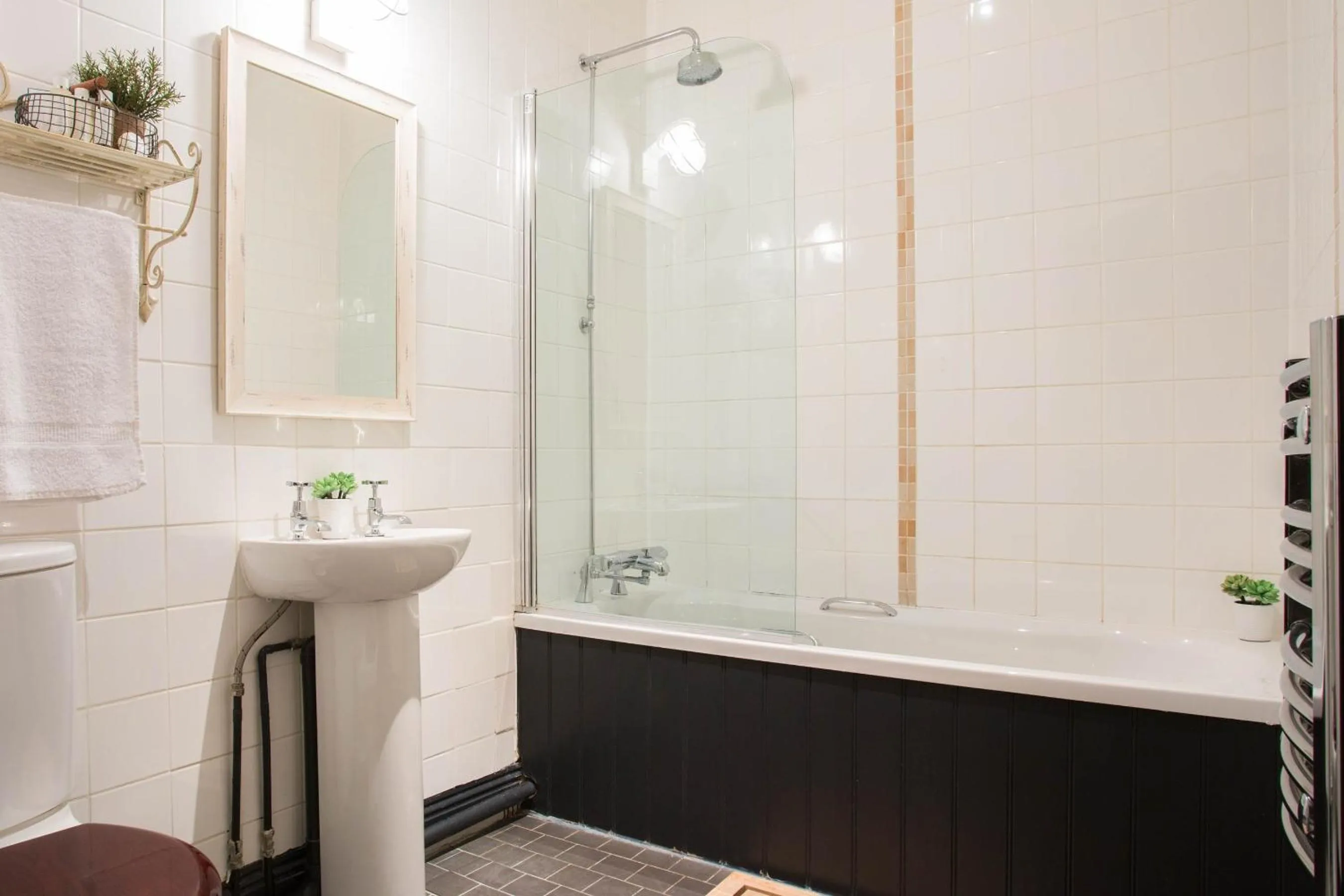 Bathroom in The Curious Pig in the Parlour