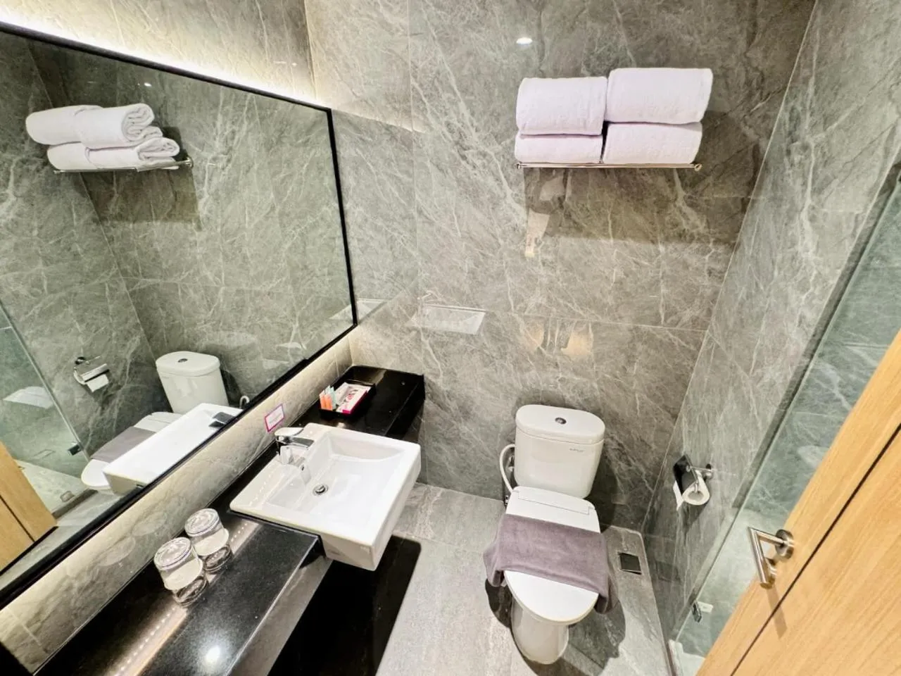 Shower in Orchardz Hotel Industri Jakarta Kemayoran