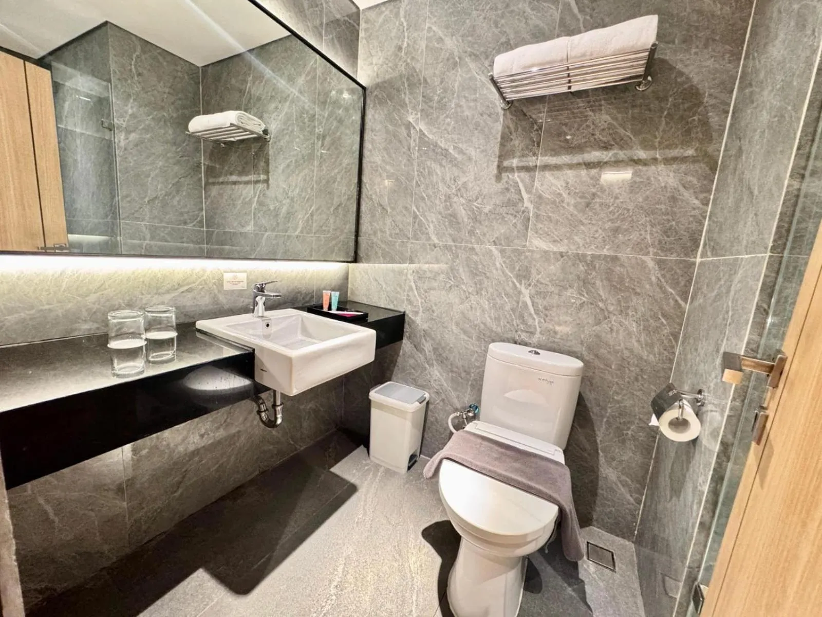 Shower in Orchardz Hotel Industri Jakarta Kemayoran