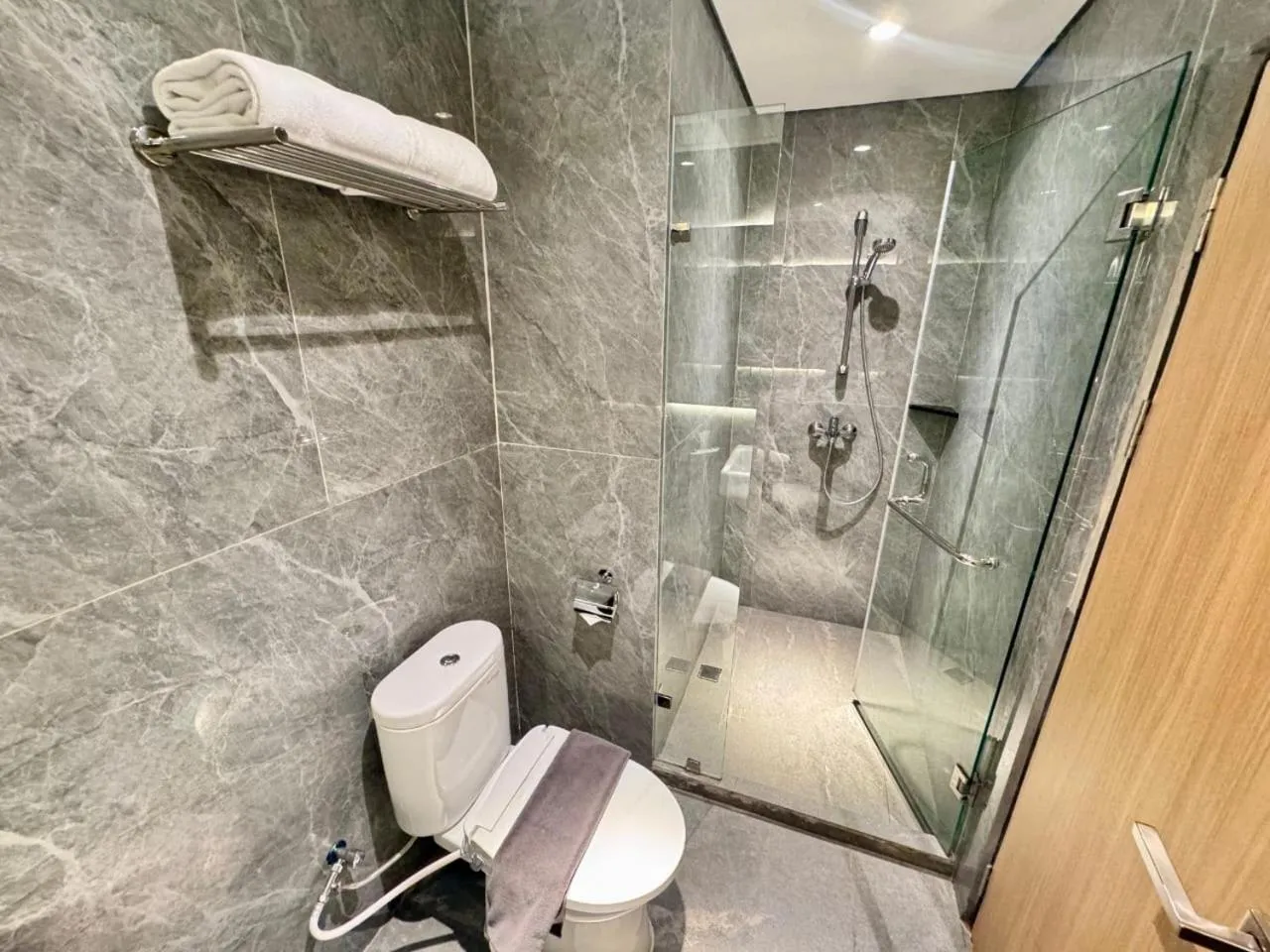 Shower in Orchardz Hotel Industri Jakarta Kemayoran