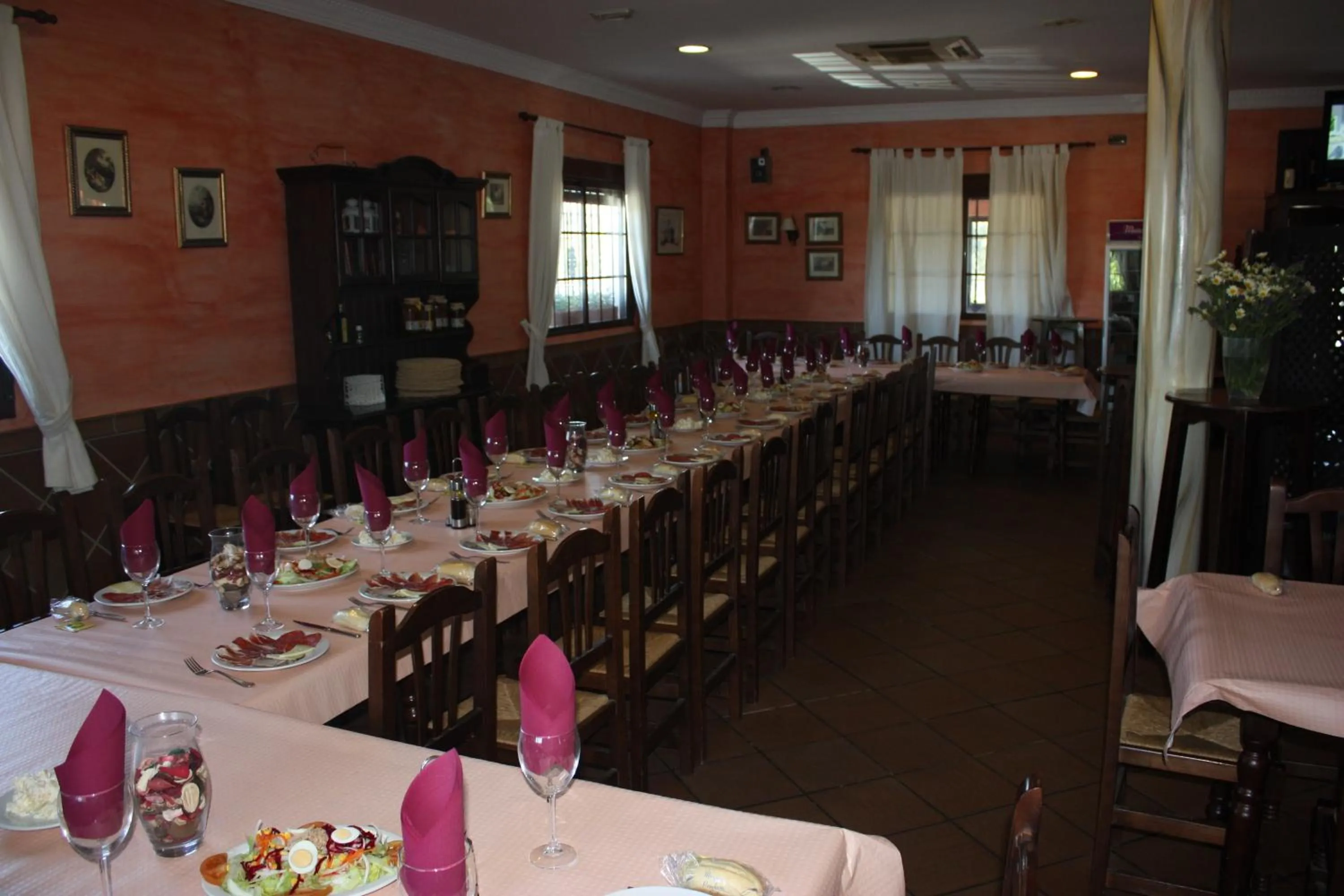 Restaurant/places to eat in Hostal Rural La Plata Parking Incluido