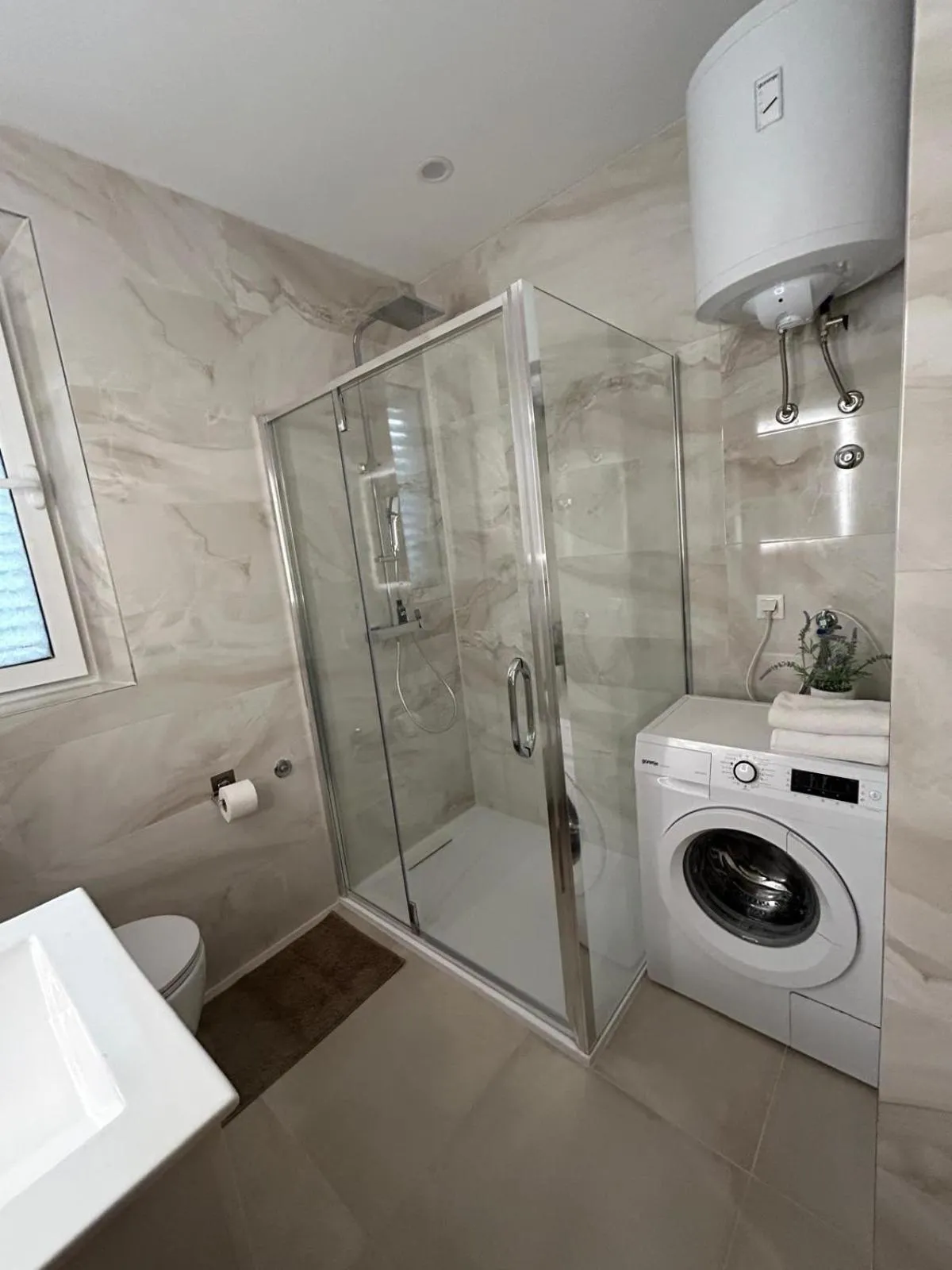 Bathroom in Perina Apartment - free parking