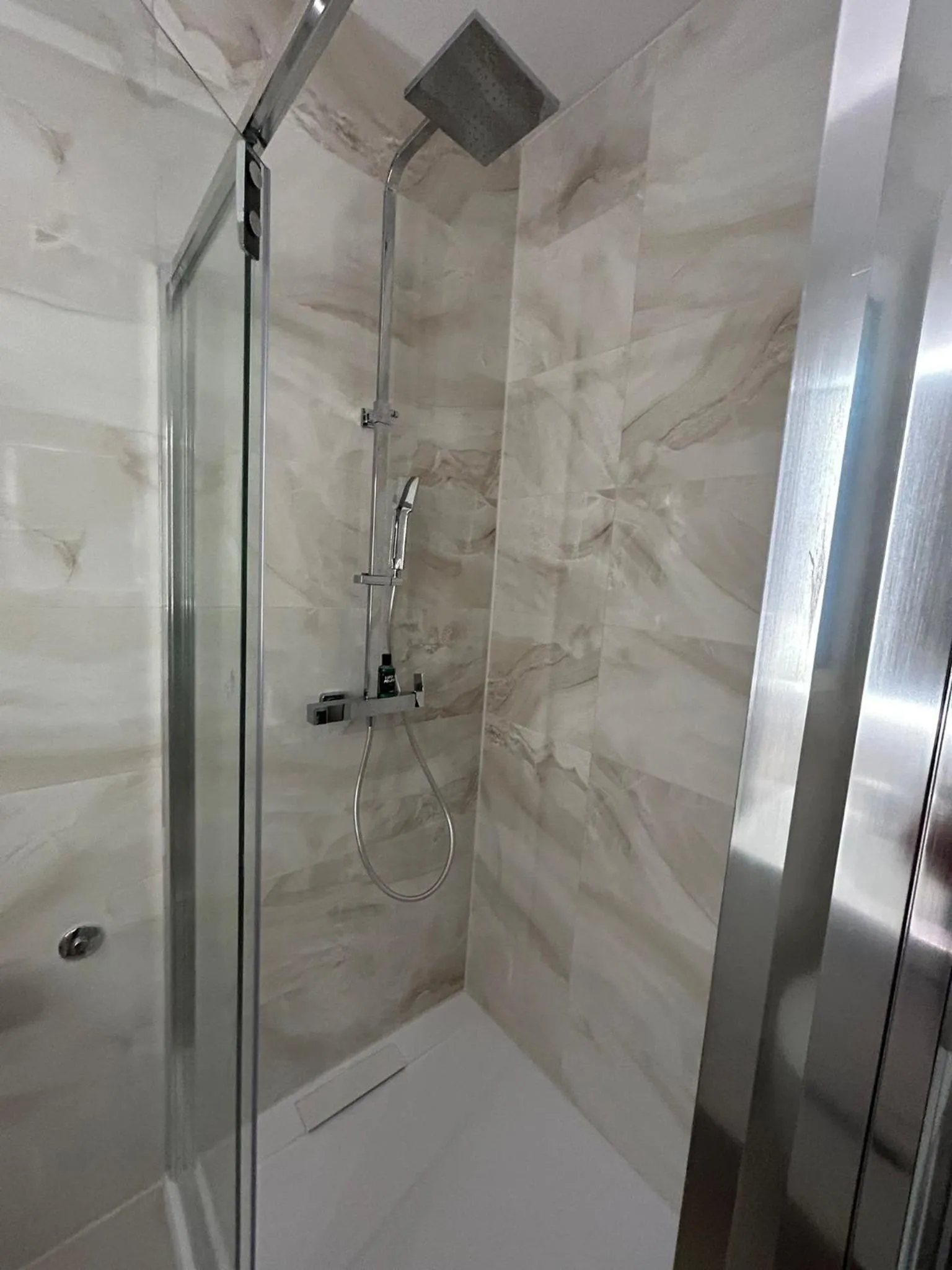 Bathroom in Perina Apartment - free parking