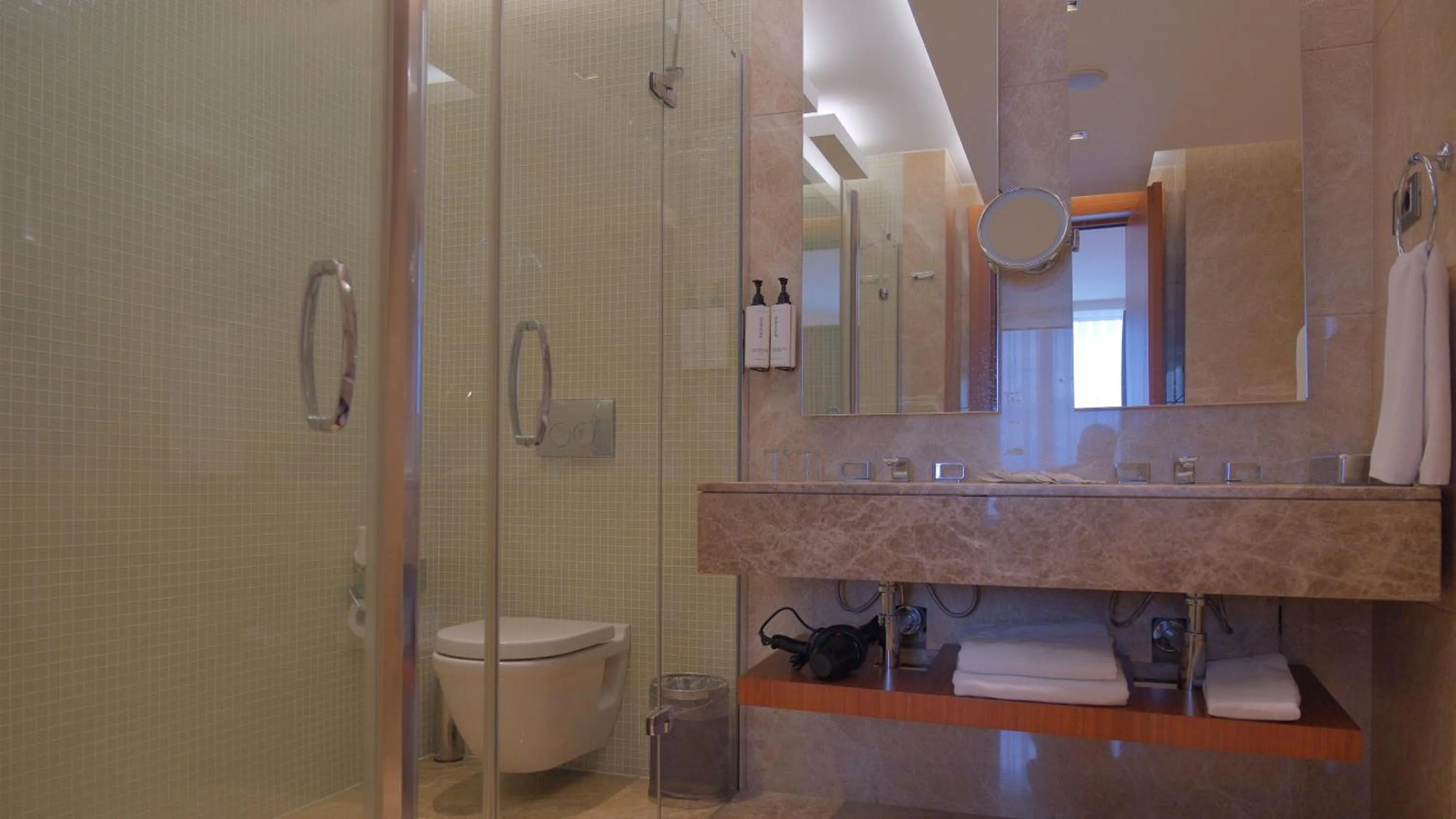 Photo of the whole room in Crowne Plaza Kayseri by IHG