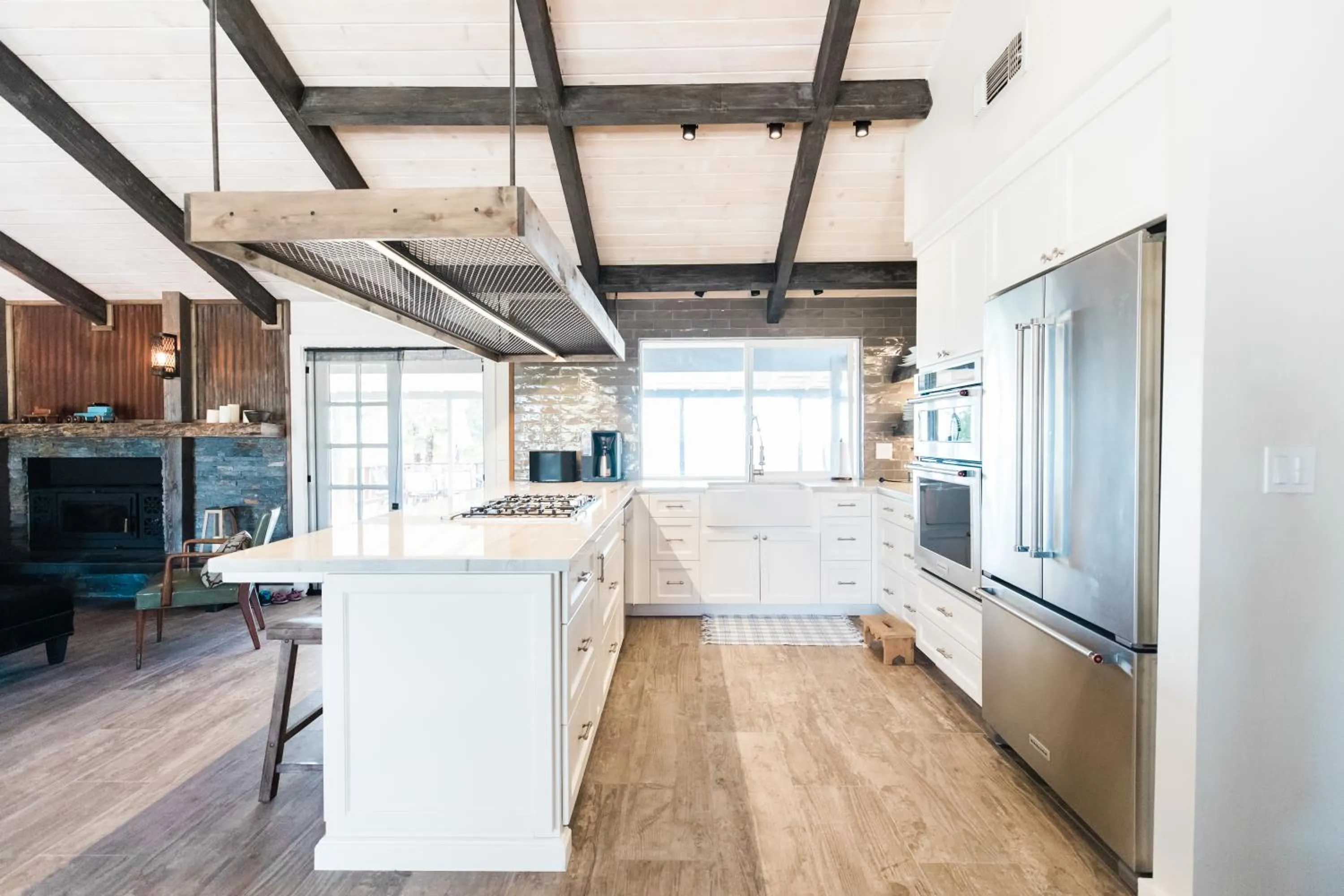 Kitchen or kitchenette in Moon Ranch - a gateway to Yosemite