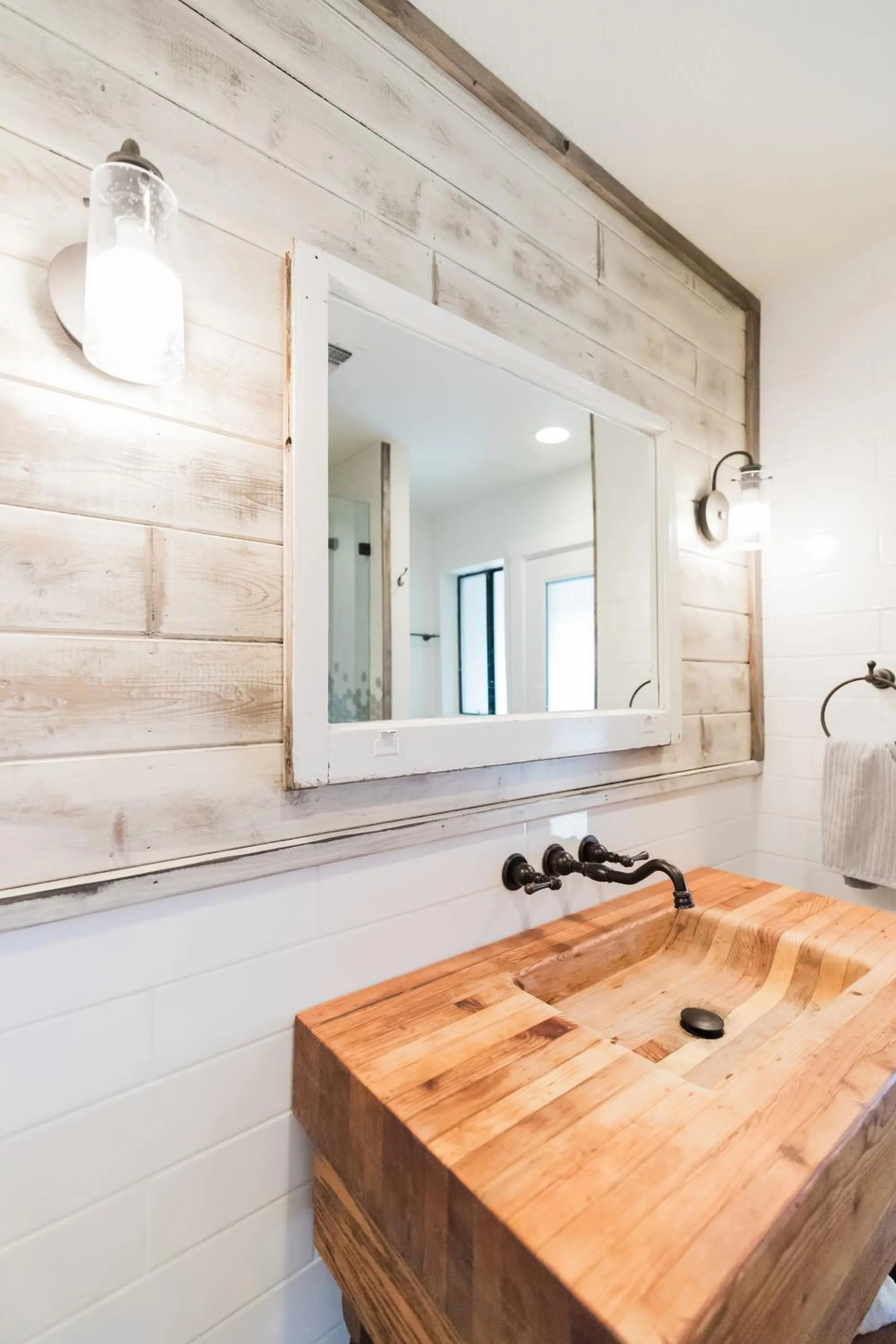 Bathroom in Moon Ranch - a gateway to Yosemite