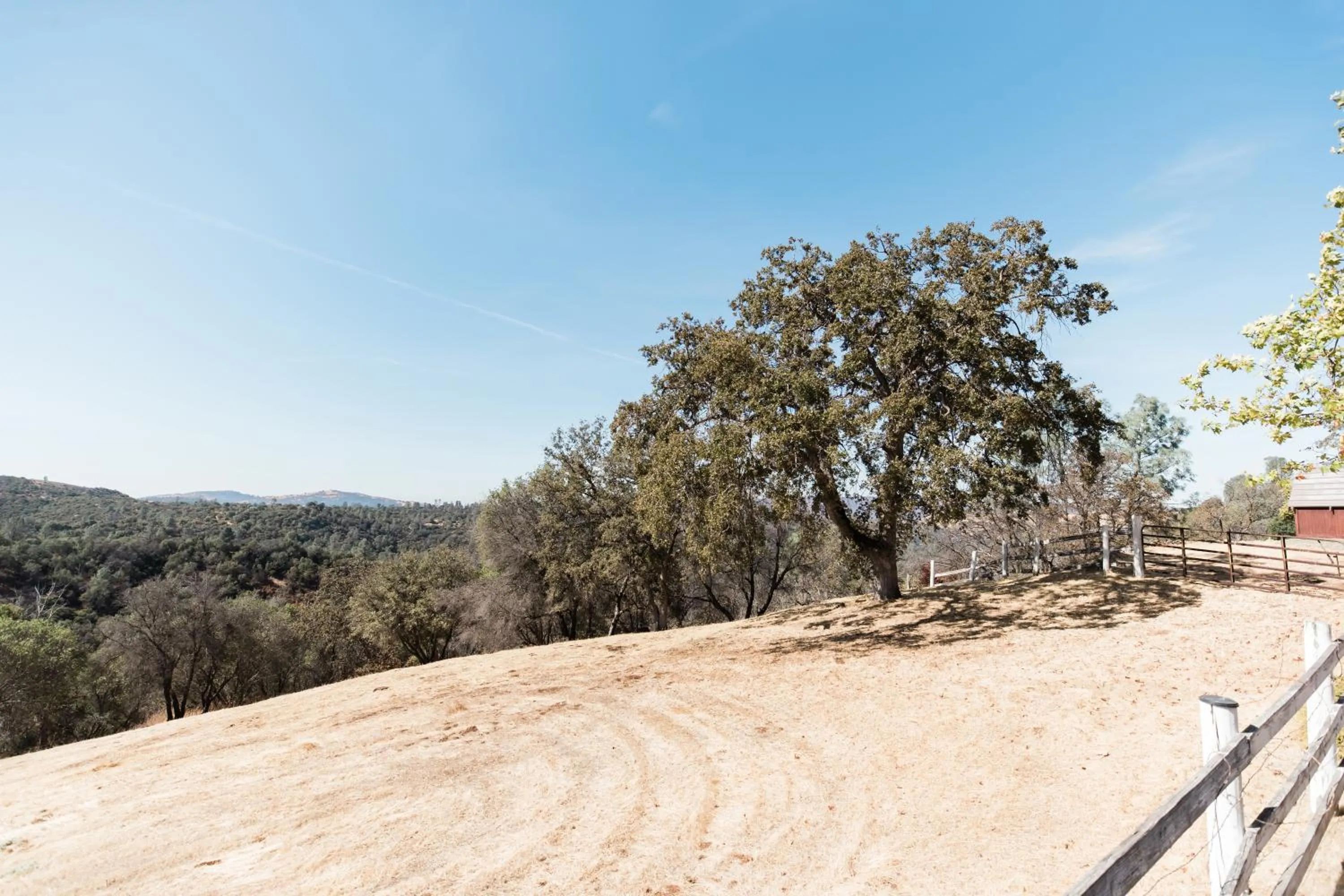 Natural landscape in Moon Ranch - a gateway to Yosemite