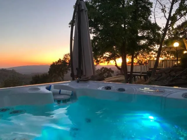 Hot Tub in Moon Ranch - a gateway to Yosemite