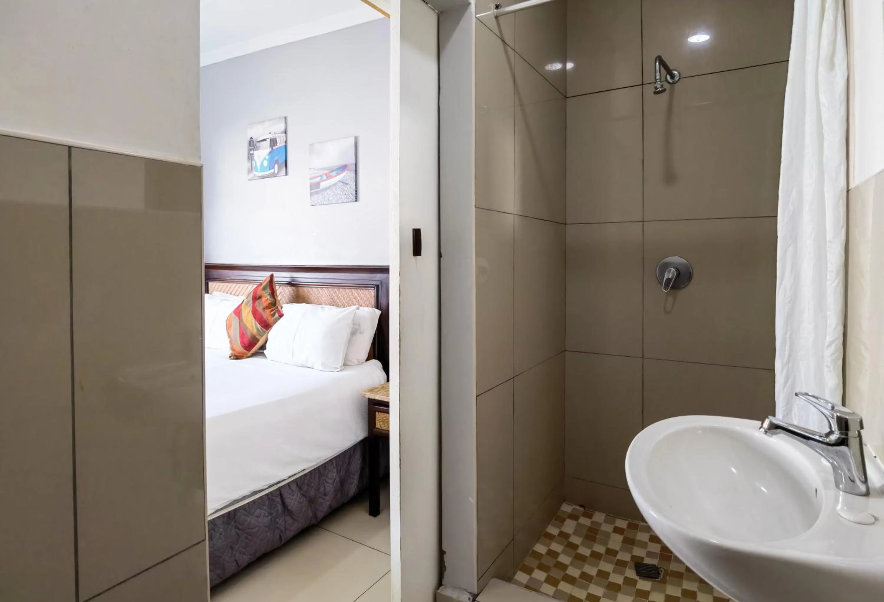 Bathroom, Bed in Ballito Backpackers