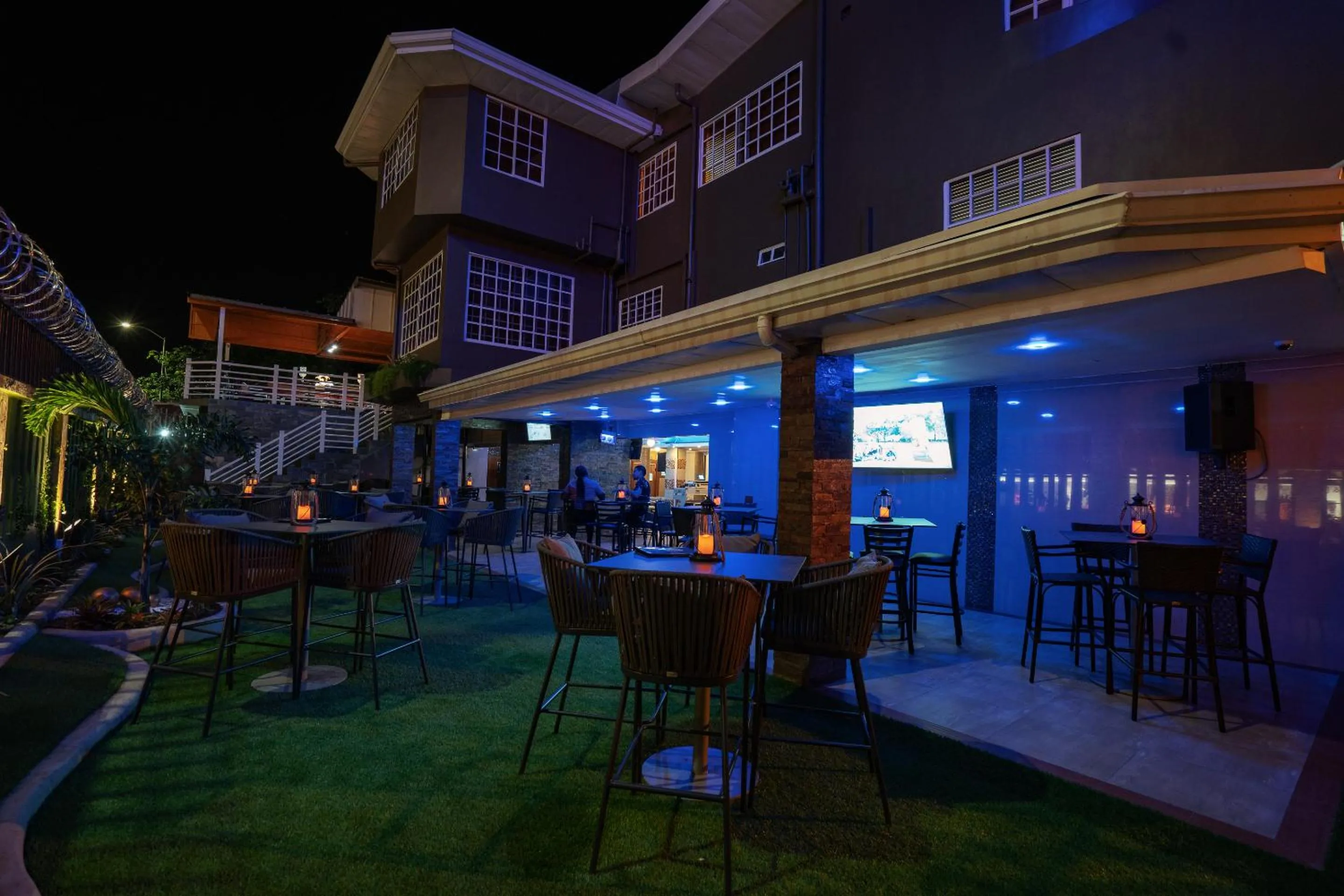 Restaurant/places to eat in Runway Hotel