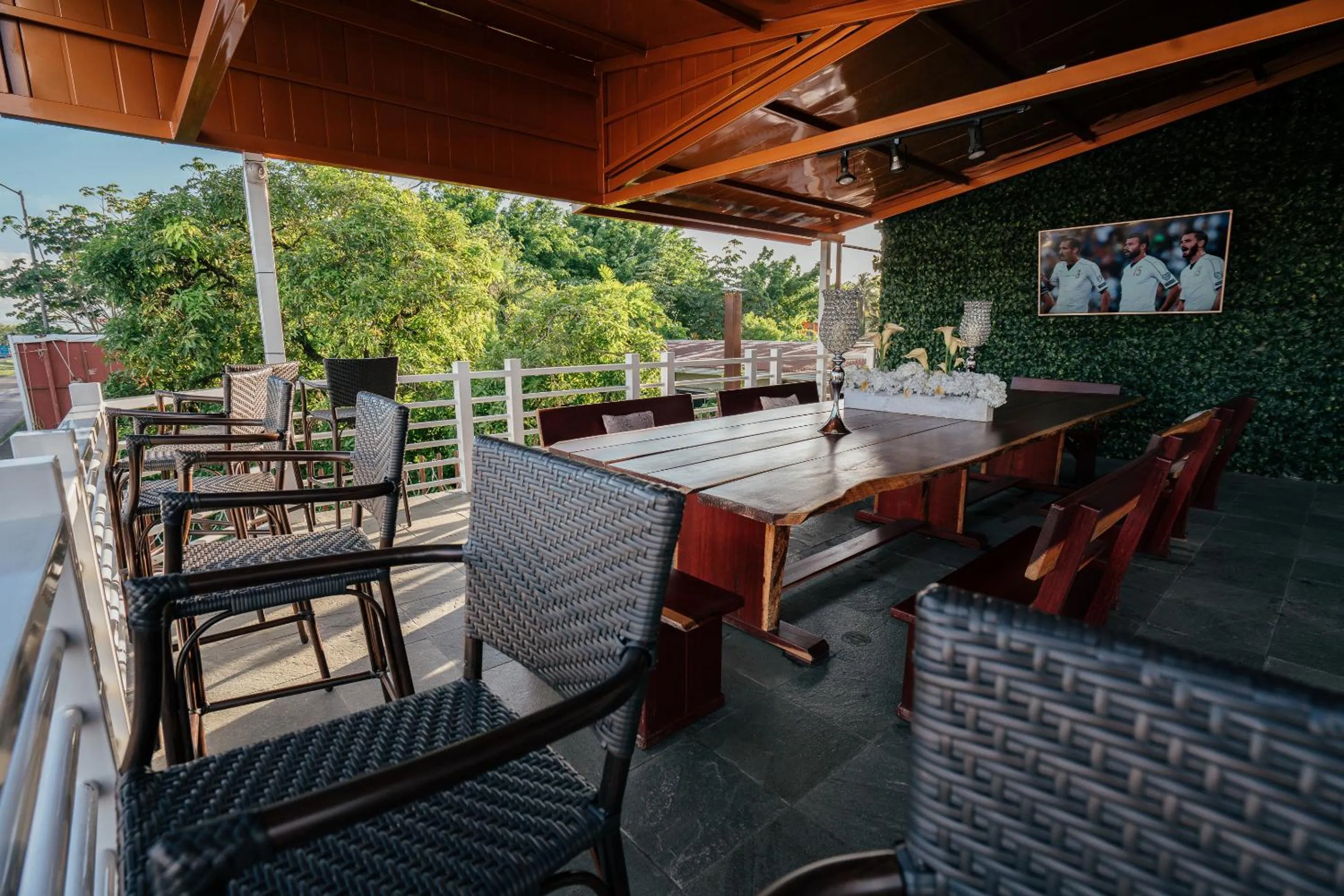 Restaurant/places to eat in Runway Hotel