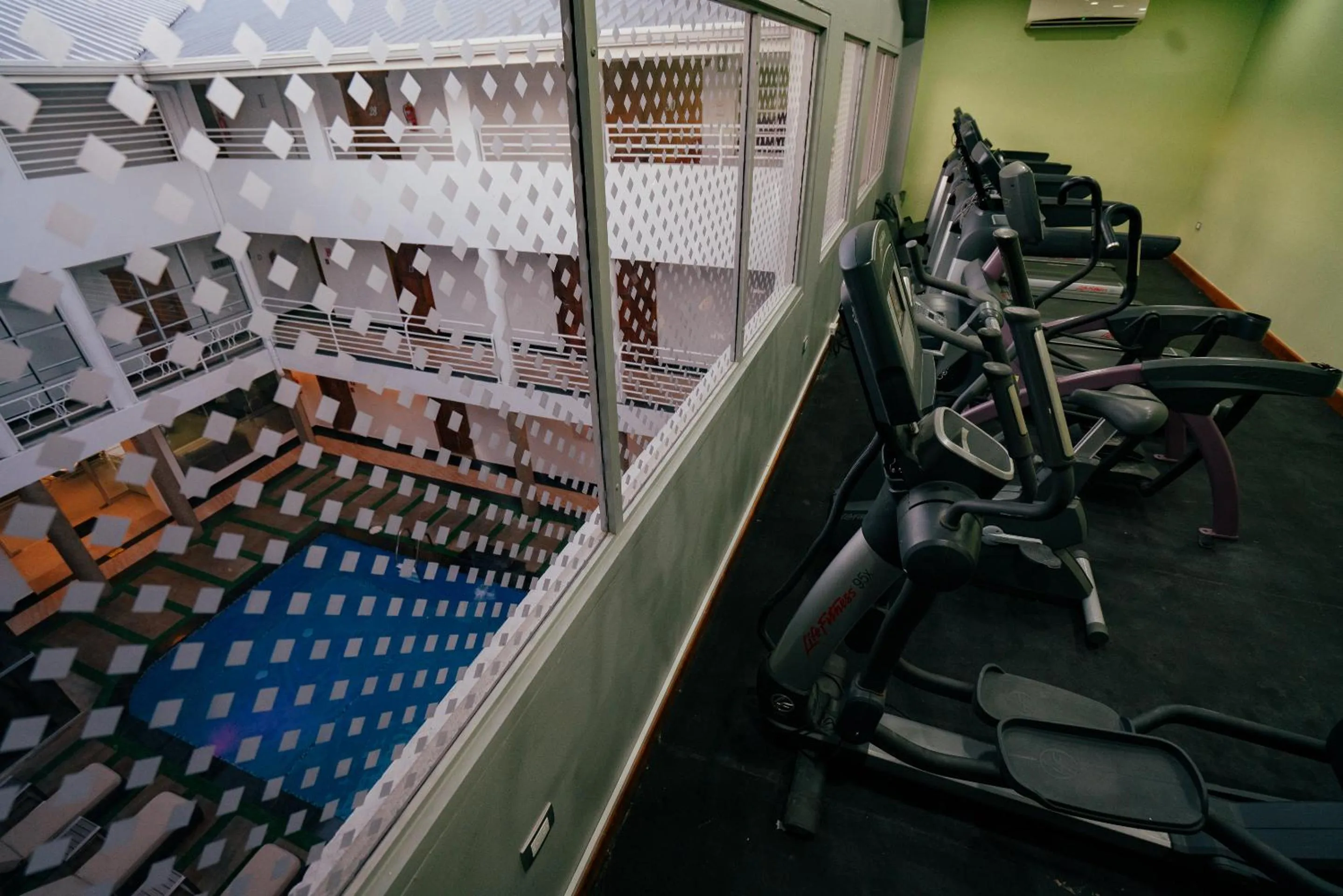 Fitness centre/facilities in Runway Hotel