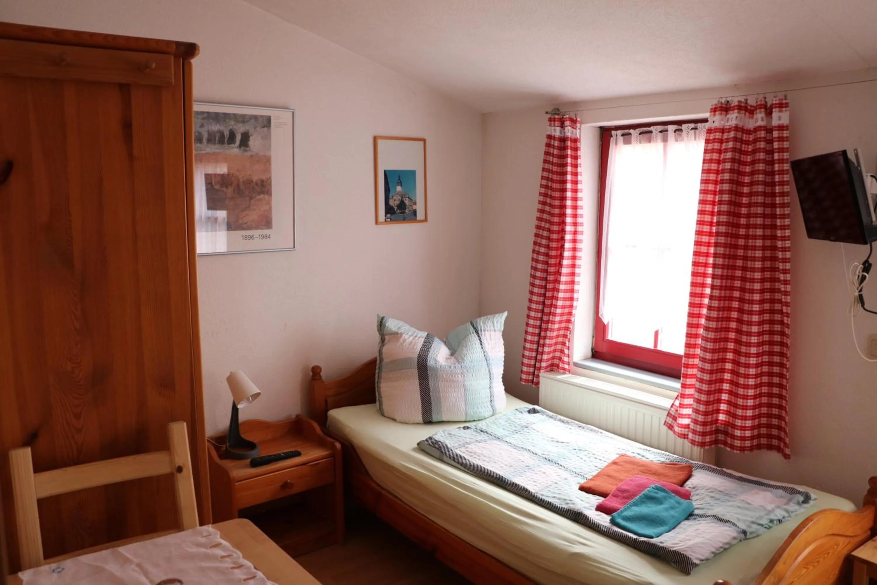 Photo of the whole room, Bed in Gasthaus Zur Weintraube