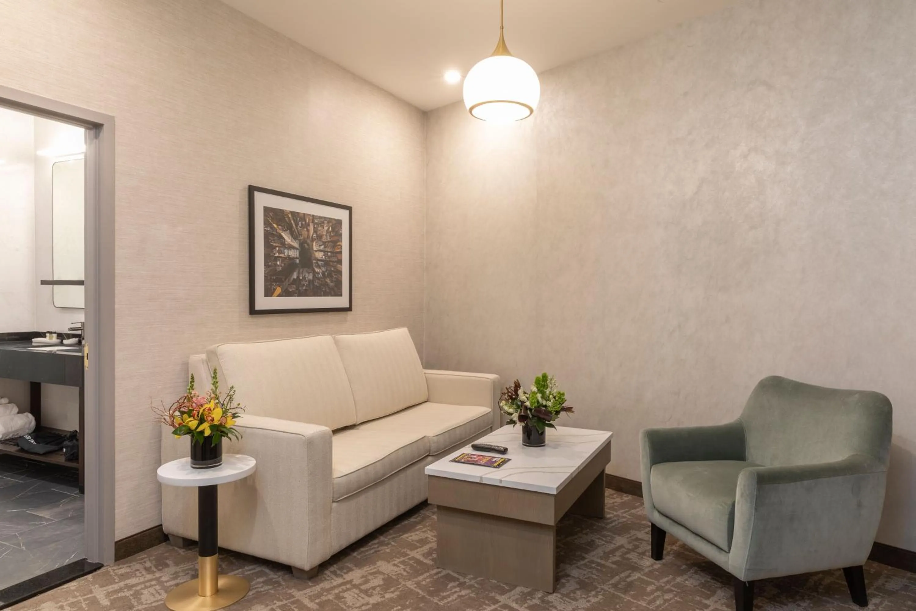 Living room in Broadway Plaza Hotel