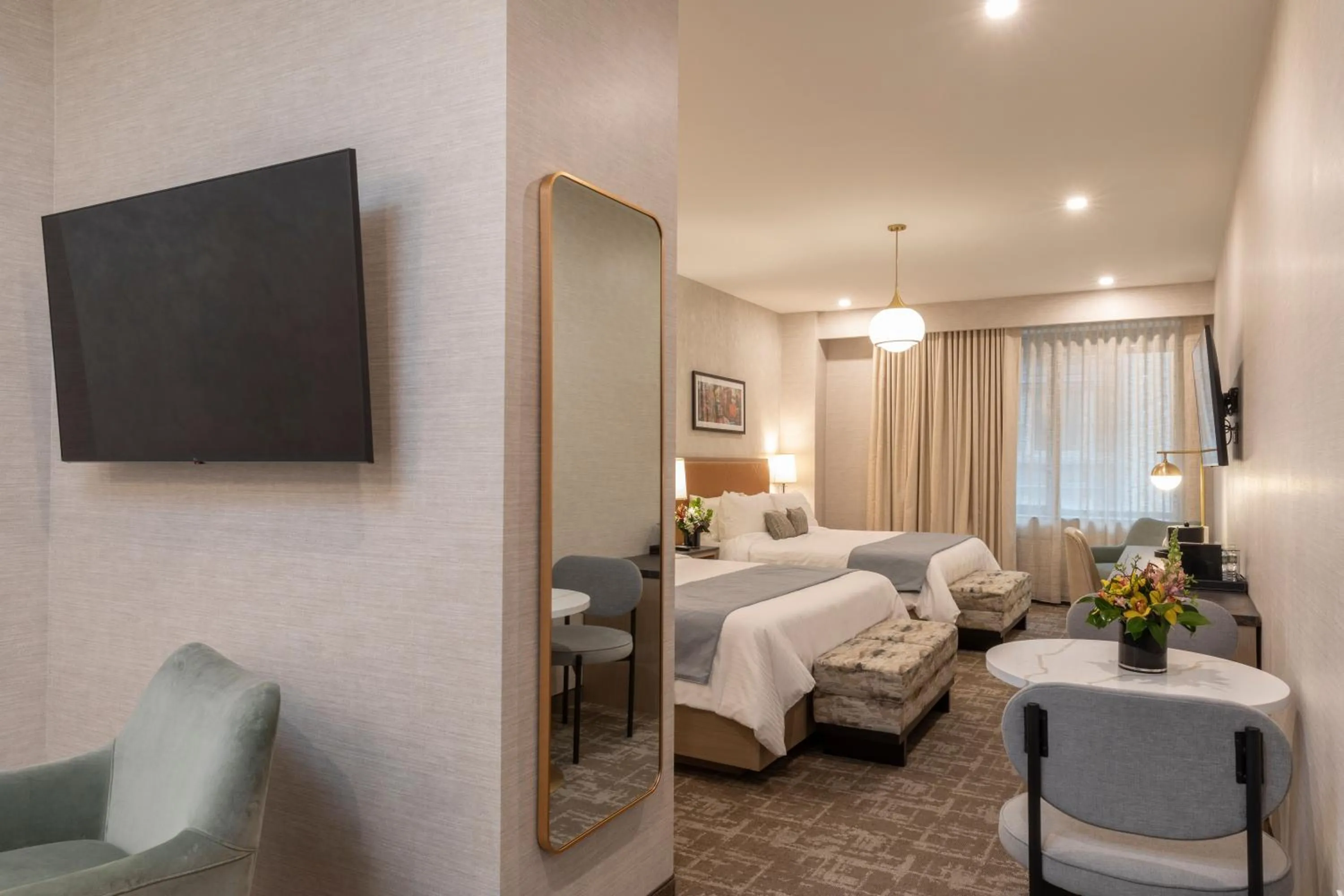 Bedroom, Bed in Broadway Plaza Hotel