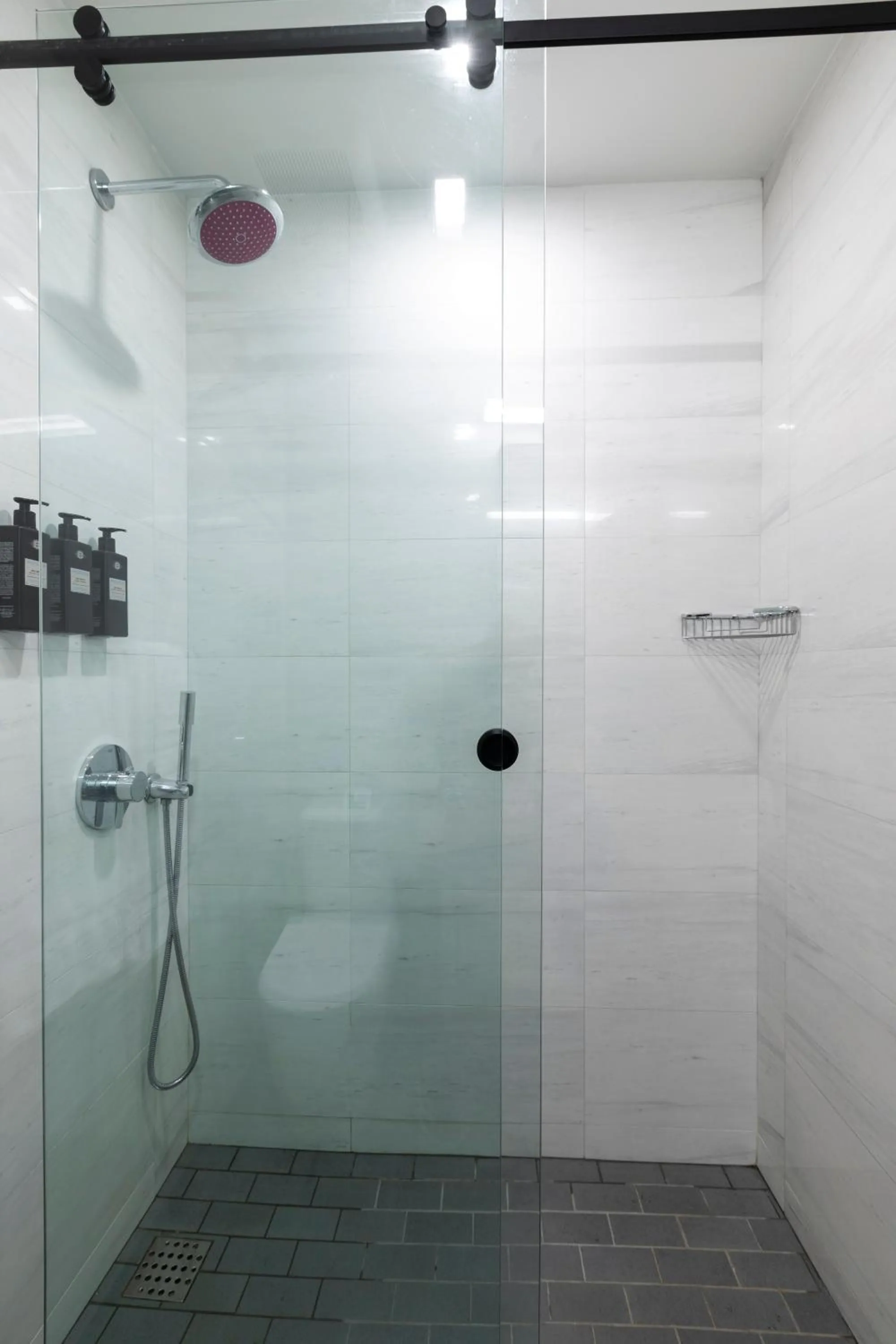 Shower in Broadway Plaza Hotel