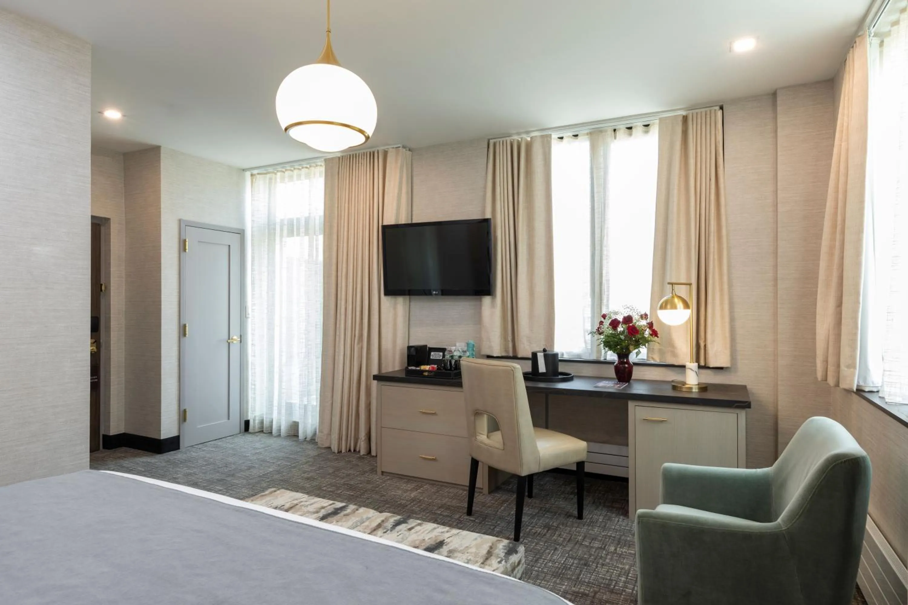 Bedroom, Bed in Broadway Plaza Hotel