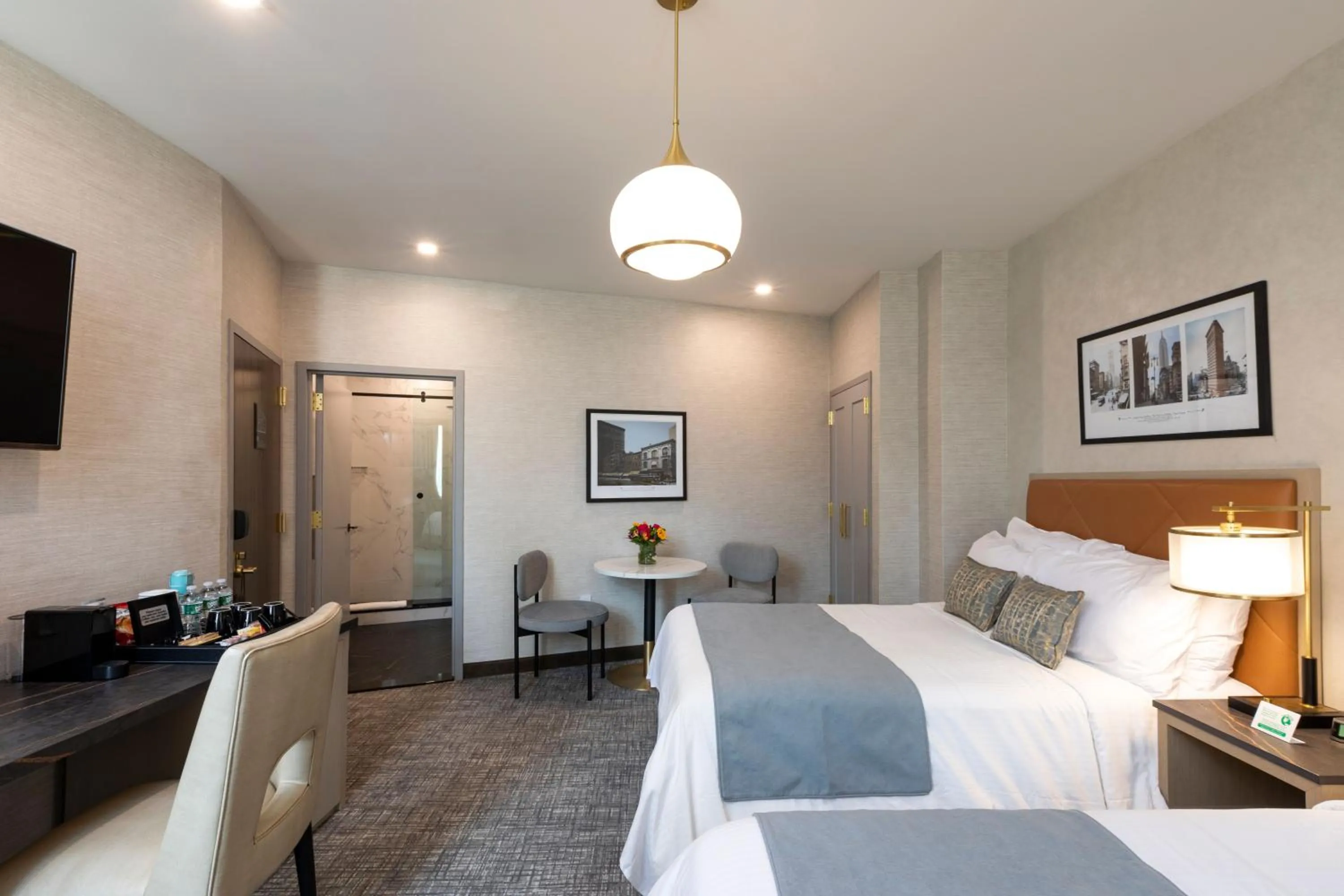 Bedroom, Bed in Broadway Plaza Hotel