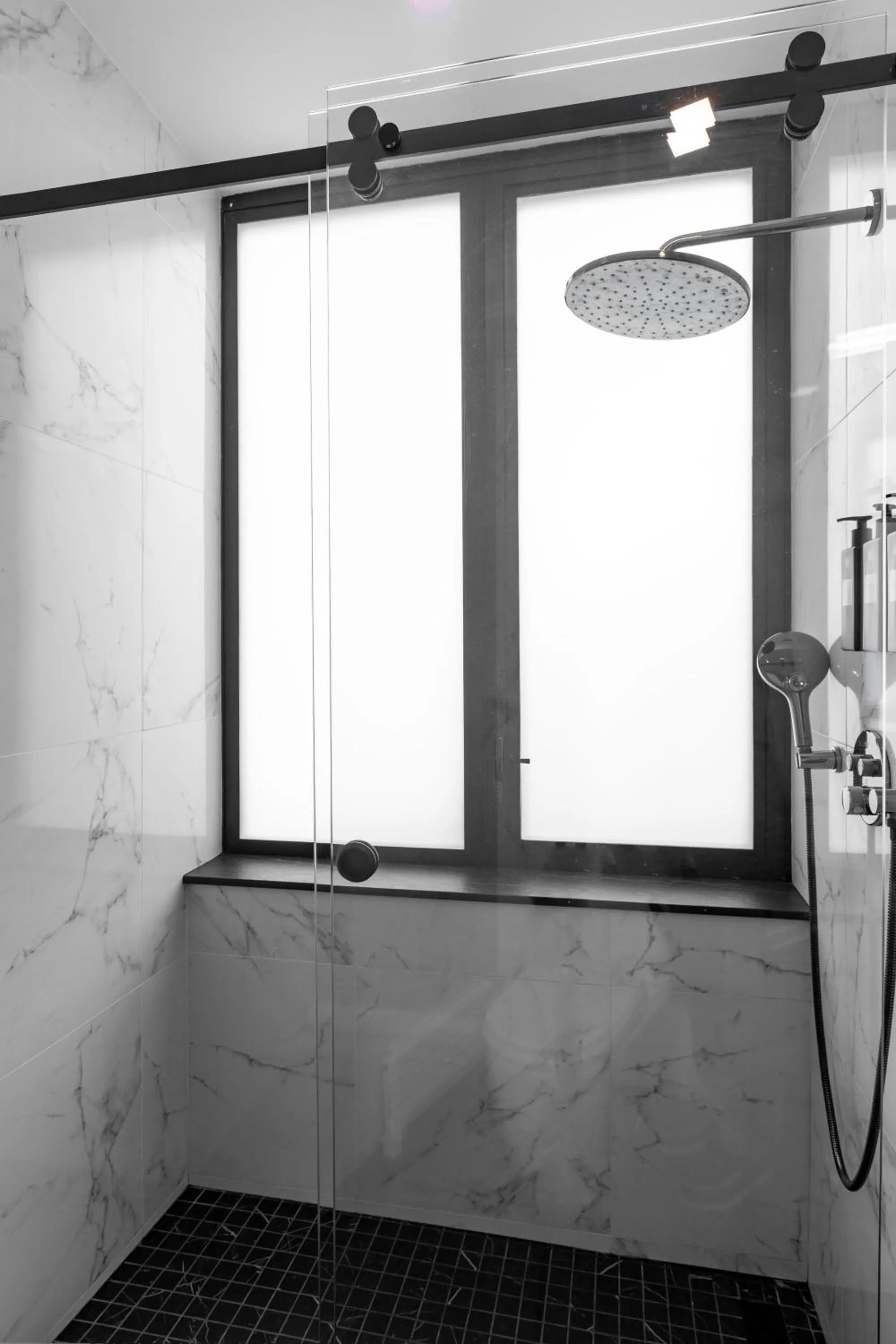 Shower in Broadway Plaza Hotel