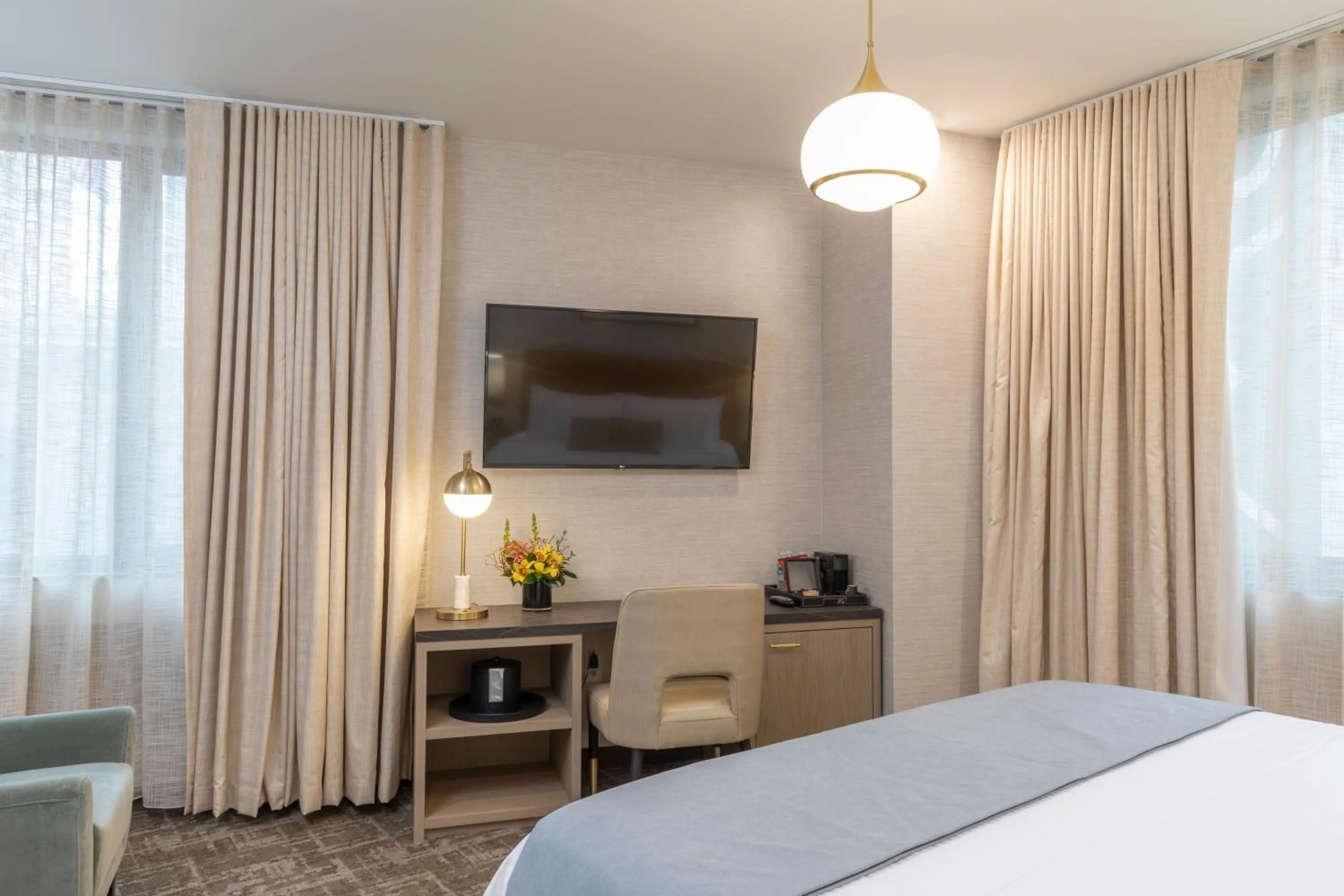 Bedroom, Bed in Broadway Plaza Hotel