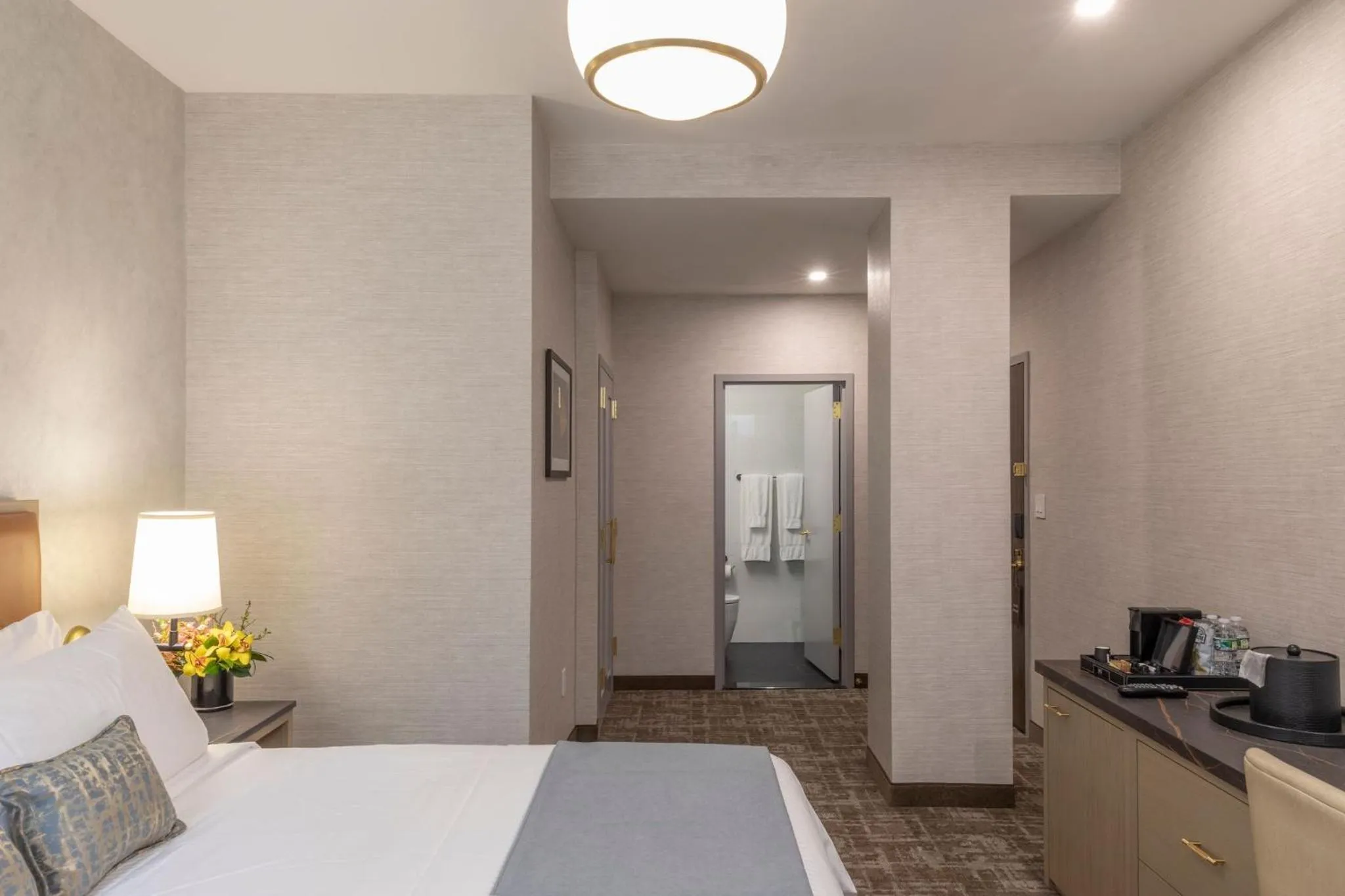 Bedroom, Bed in Broadway Plaza Hotel